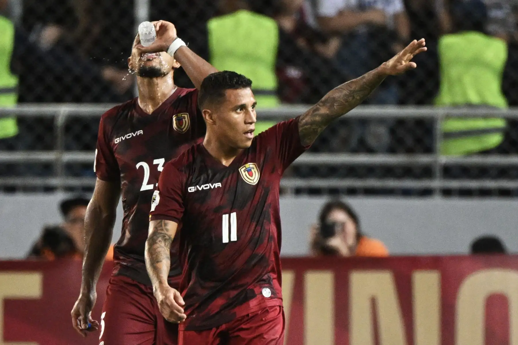 El jugador de Venezuela Darwin Machís celebra el tercer gol para su selección en contra de Chile, durante el segundo tiempo del partido por las eliminatorias al Mundial 2026. Foto: AFP