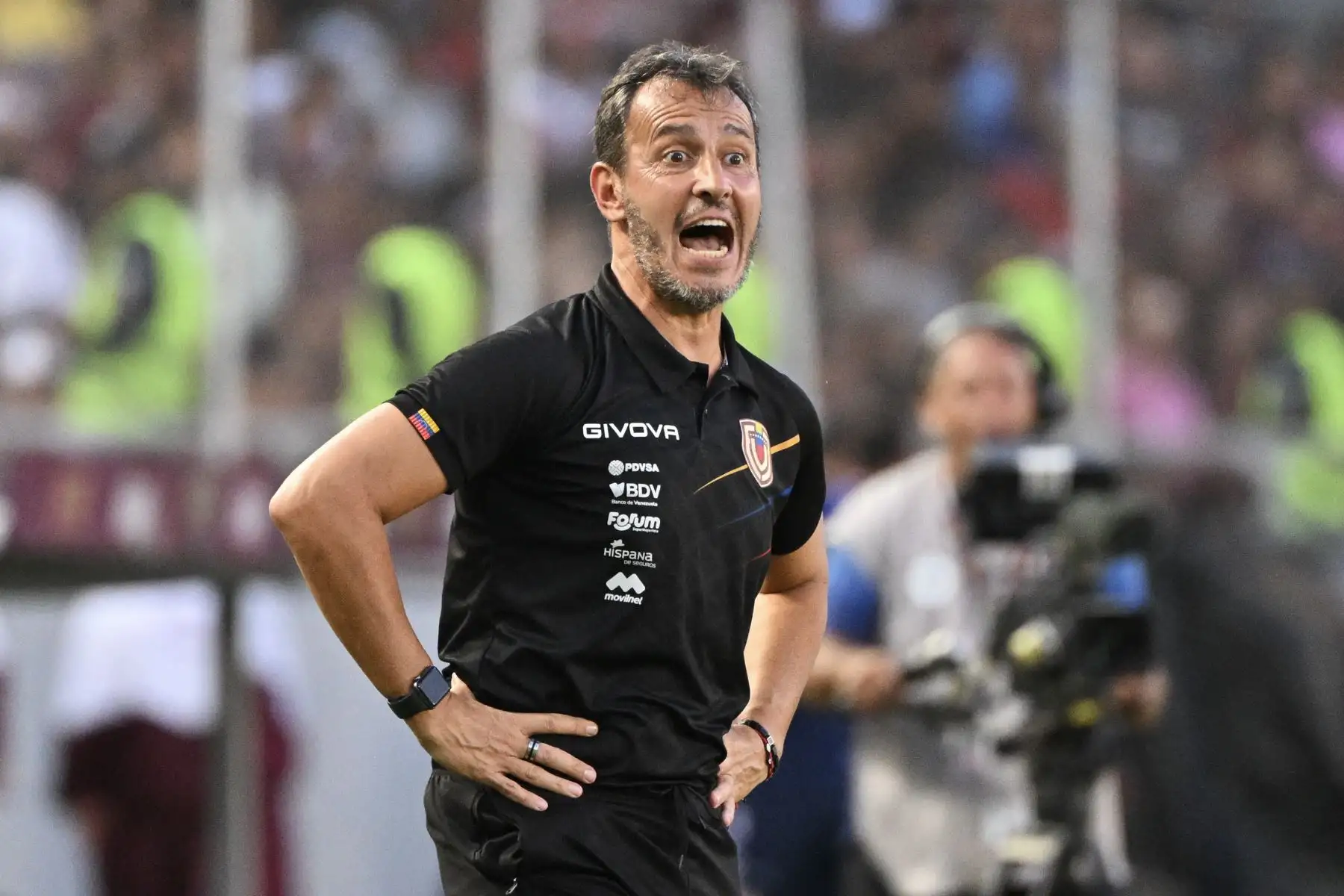 El entrenador de la selección de Venezuela, Fernando Batista, dando indicaciones a los jugadores durante el partido contra la selección de Chile por las eliminatorias al Mundial 2026. Foto: AFP