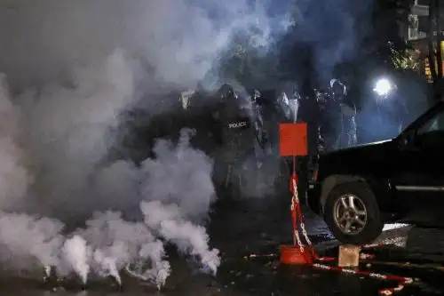 Las fuerzas de seguridad libanesas aseguran el área frente a la embajada de Estados Unidos después de enfrentamientos con manifestantes durante una protesta en solidaridad con el pueblo de Gaza en Awkar, al este de Beirut, después de que un ataque a un hospital en Gaza matara al menos a 500 personas. Foto: ANDINA/ AFP