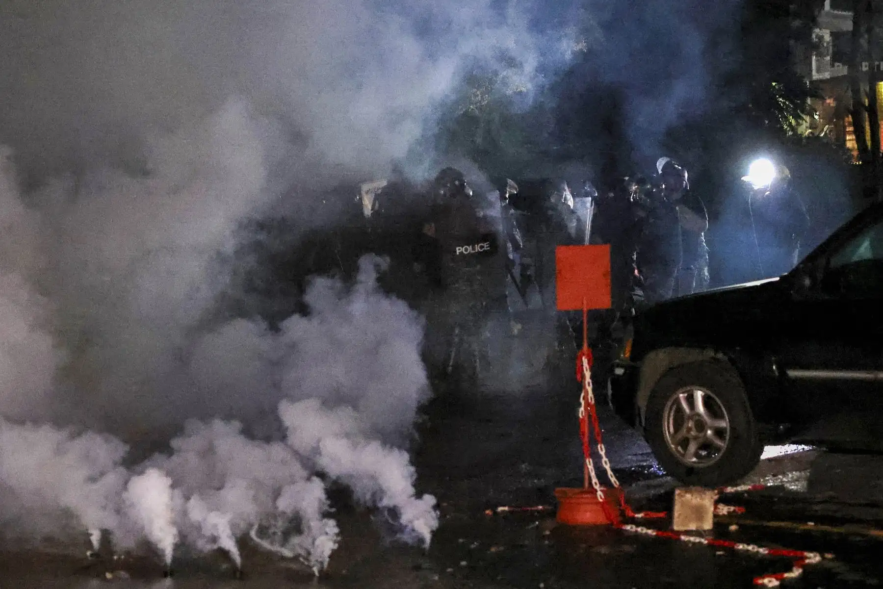 Las fuerzas de seguridad libanesas aseguran el área frente a la embajada de Estados Unidos después de enfrentamientos con manifestantes durante una protesta en solidaridad con el pueblo de Gaza en Awkar, al este de Beirut, después de que un ataque a un hospital en Gaza matara al menos a 500 personas. Foto: ANDINA/ AFP