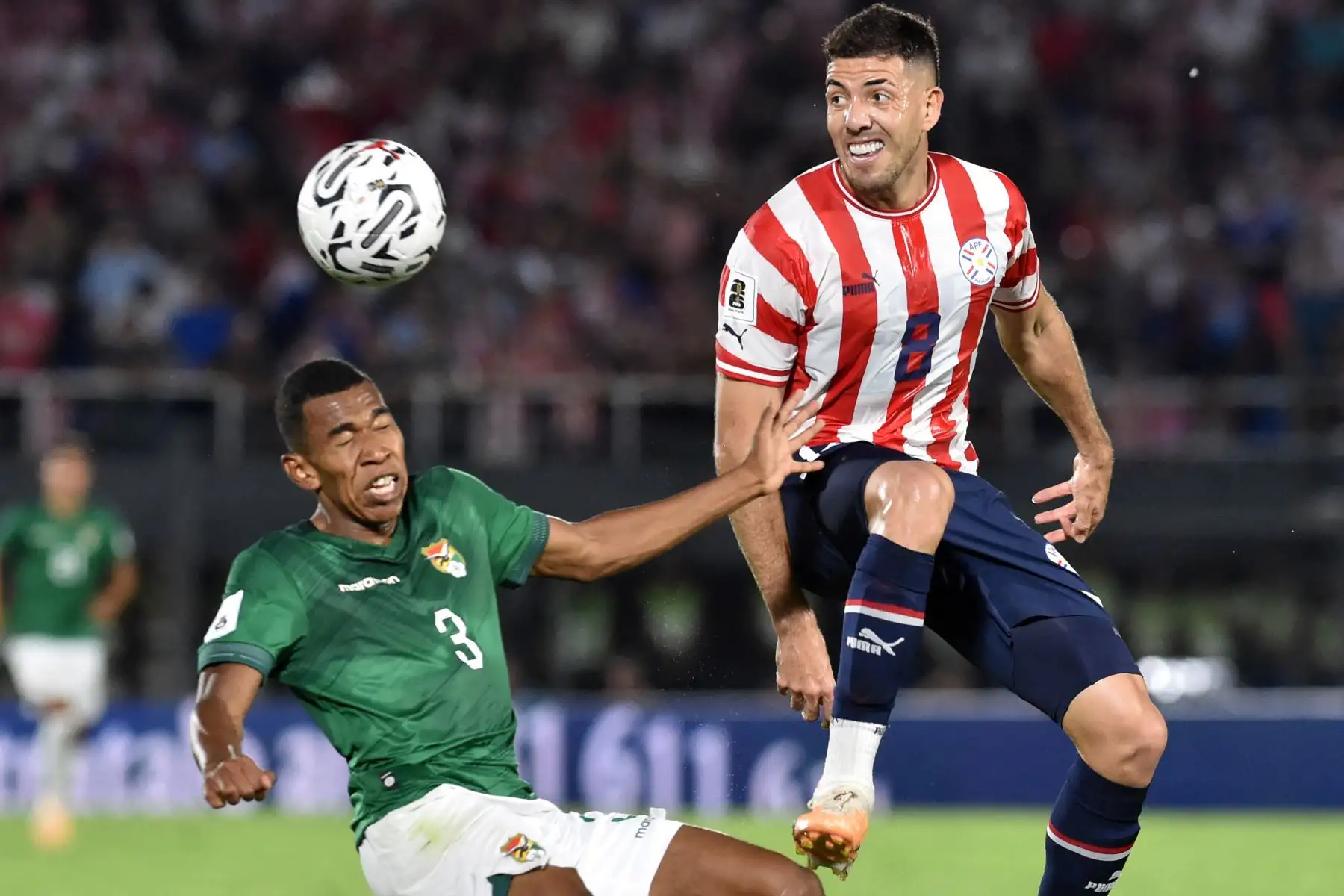 Las selecciones de Paraguay y Bolivia empatan sin goles en el estadio Defensores del Chaco en Asunción por las eliminatorias al Mundial de fútbol 2026. Foto: AFP