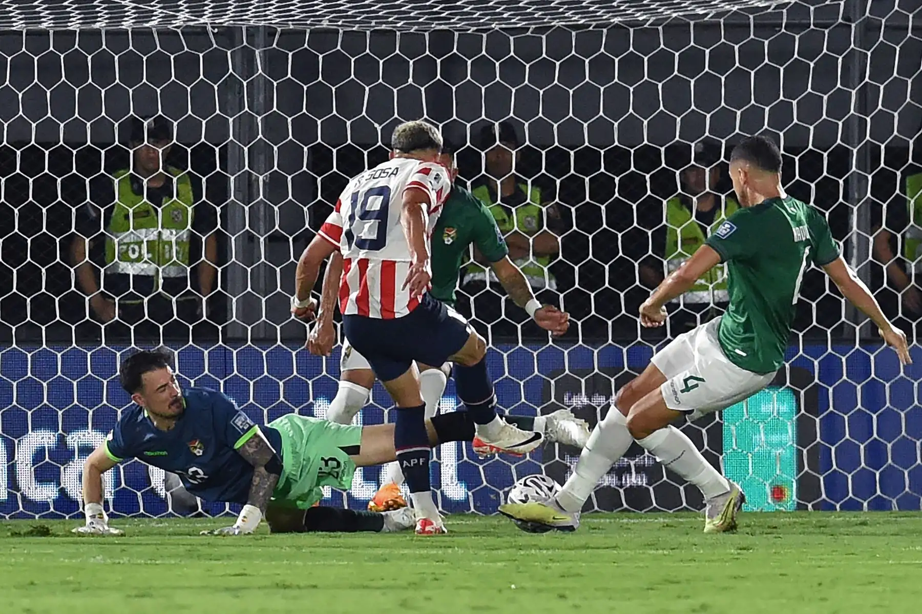 Las selecciones de Paraguay y Bolivia empatan sin goles en el estadio Defensores del Chaco en Asunción por las eliminatorias al Mundial de fútbol 2026. Foto: AFP