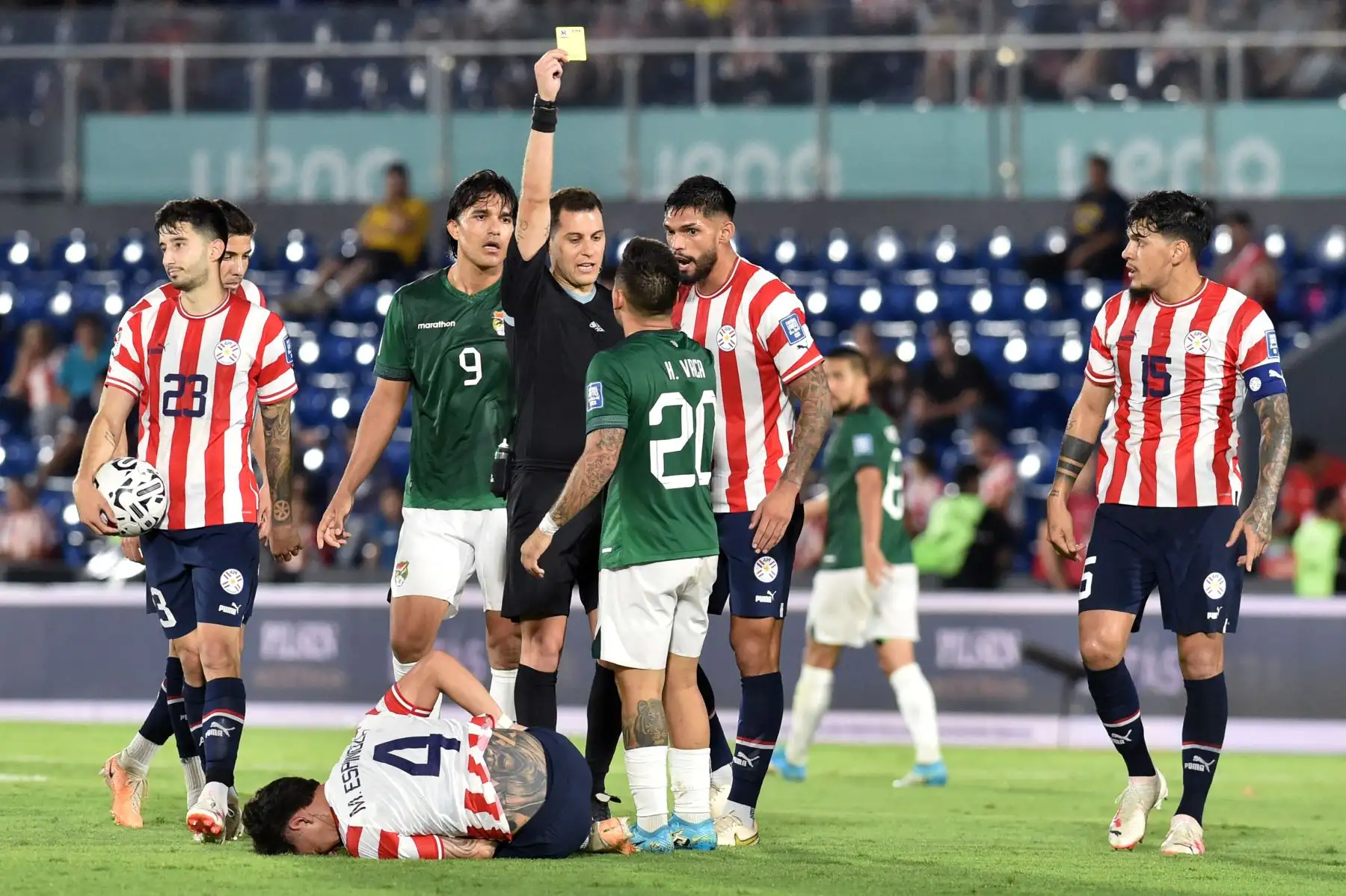 Las selecciones de Paraguay y Bolivia empatan sin goles en el estadio Defensores del Chaco en Asunción por las eliminatorias al Mundial de fútbol 2026. Foto: AFP