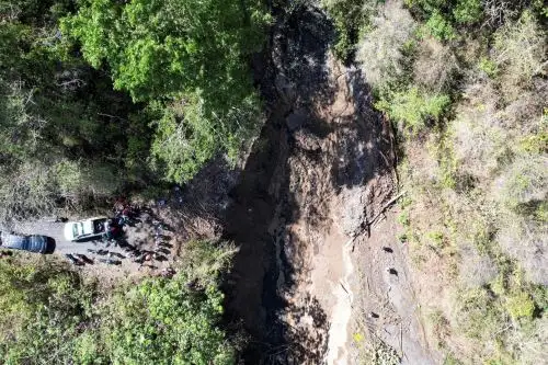 El huaico, que arrasó parte de la plataforma de carretera, se registró ayer en la cuenca de Lacco Yavero, en el distrito de Quellouno, región Cusco. Foto: ANDINA/Difusión
