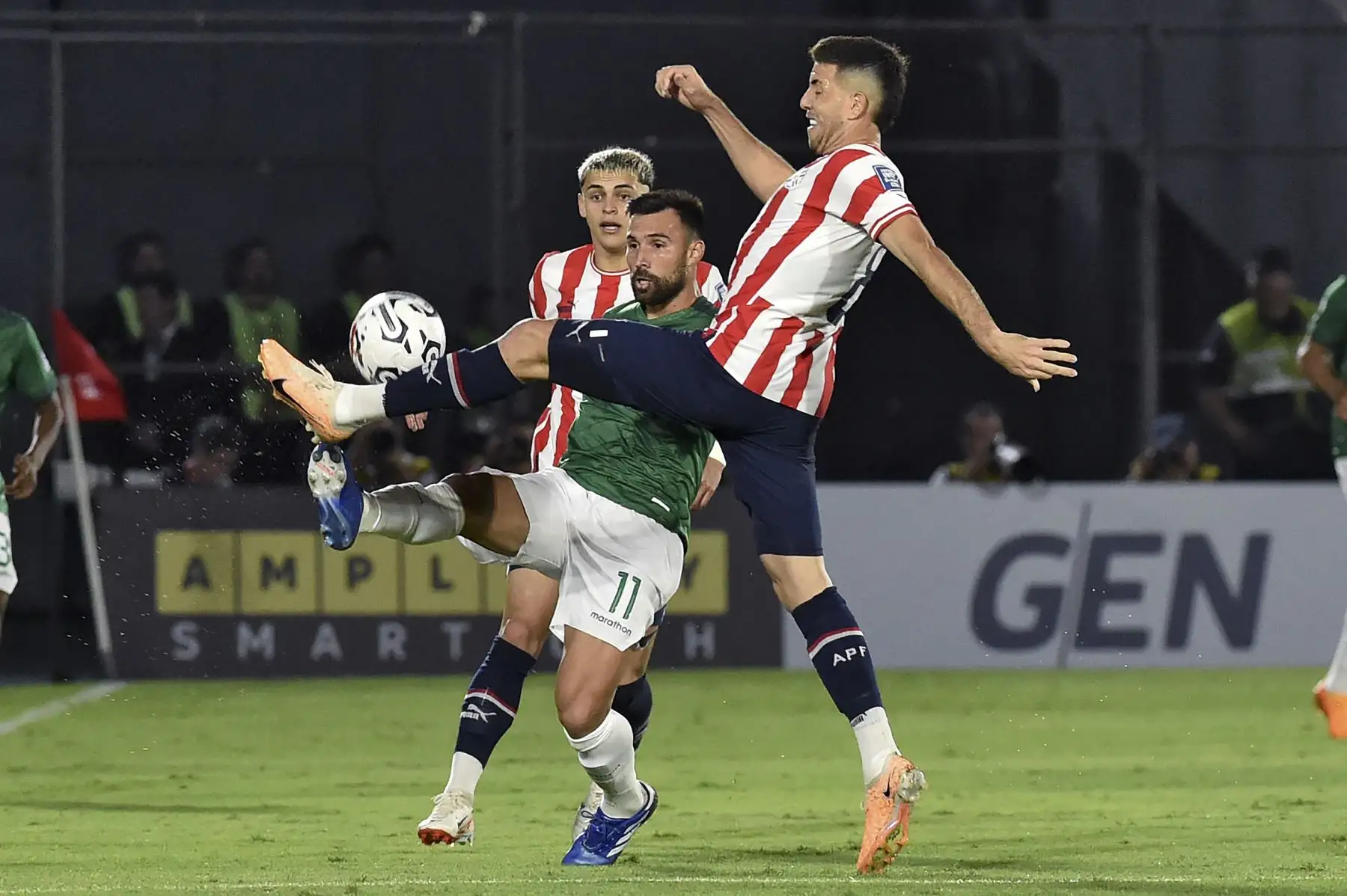 El mediocampista boliviano Danny Bejarano y el mediocampista paraguayo Álvaro Campuzano luchan por el balón durante el partido de fútbol de clasificación sudamericano para la Copa Mundial de la FIFA 2026 entre Paraguay y Bolivia en el estadio Defensores del Chaco en Asunción. Foto: ANDINA/AFP