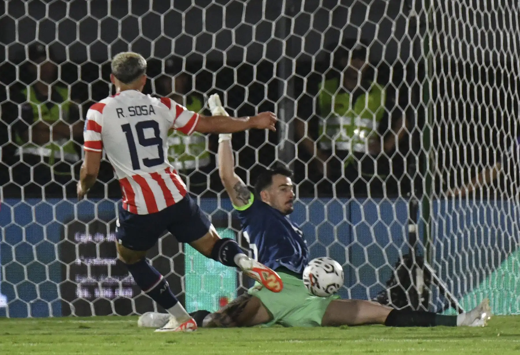 Ramón Sosa de Paraguay patea un balón hoy, en un partido de las Eliminatorias Sudamericanas para la Copa Mundial de Fútbol 2026 entre Paraguay y Bolivia en el estadio Defensores del Chaco en Asunción. Foto: ANDINA/ EFE