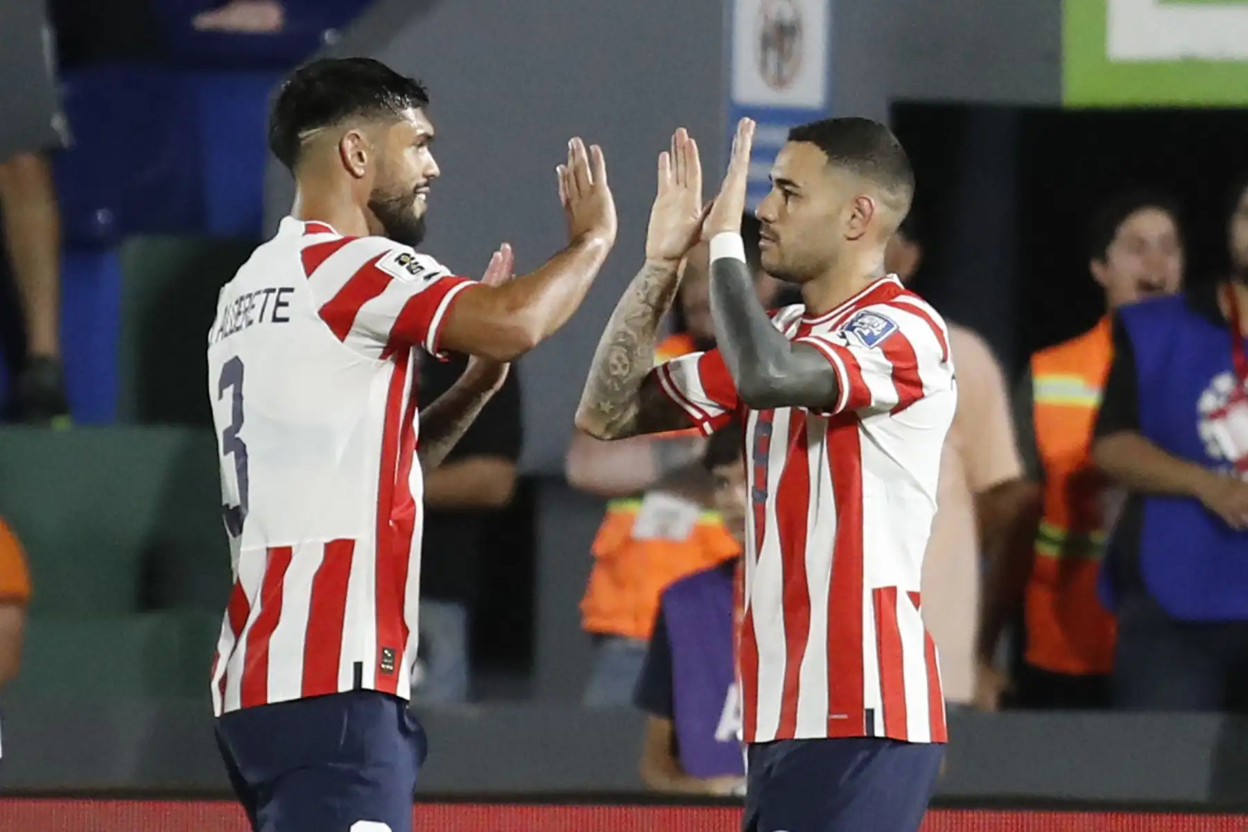 Antonio Sanabria y Omar Alderete de Paraguay celebran un gol hoy, en un partido de las Eliminatorias Sudamericanas para la Copa Mundial de Fútbol 2026 entre Paraguay y Bolivia en el estadio Defensores del Chaco en Asunción. Foto: ANDINA/ EFE