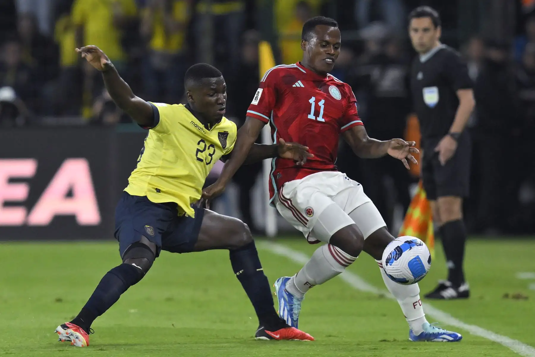 El mediocampista ecuatoriano Moisés Caicedo y el mediocampista colombiano Jhon Arias luchan por el balón durante el partido de fútbol de clasificación sudamericano para la Copa Mundial de la FIFA 2026 entre Ecuador y Colombia en el estadio Rodrigo Paz Delgado de Quito. Foto: ANDINA/ AFP