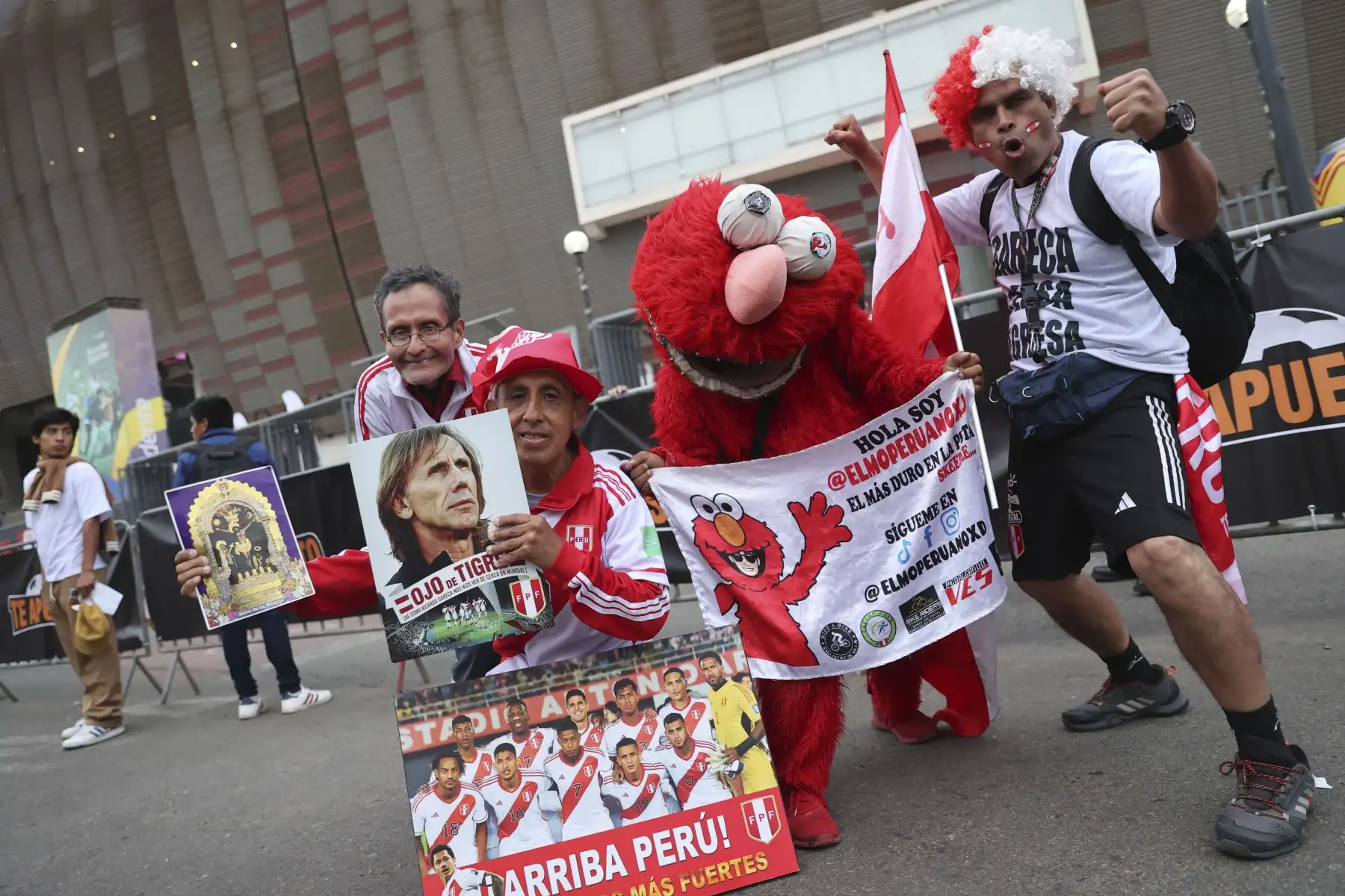Hinchas peruanos y argentinos previo al partido entre Perú vs. Argentina por las Eliminatorias Sudamericanas de la Copa Mundial de Fútbol 2026 en el Estadio Nacional de Lima. 

Foto: ANDINA/Juan Carlos Guzmán Negrini