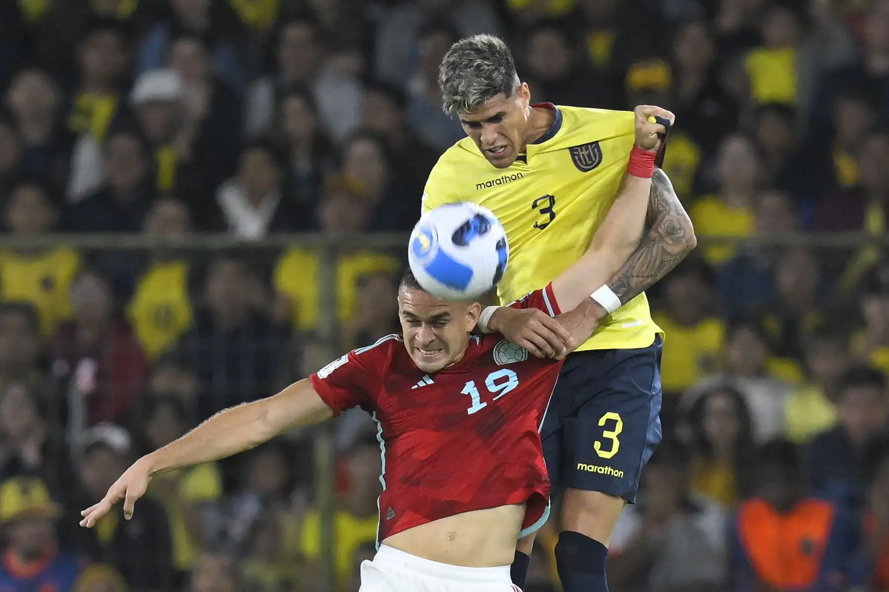 El delantero colombiano Rafael Santos Borré y el defensor ecuatoriano Piero Hincapie  luchan por el balón durante el partido de fútbol de clasificación sudamericano para la Copa Mundial de la FIFA 2026 entre Ecuador y Colombia en el estadio Rodrigo Paz Delgado de Quito. Foto: ANDINA/AFP