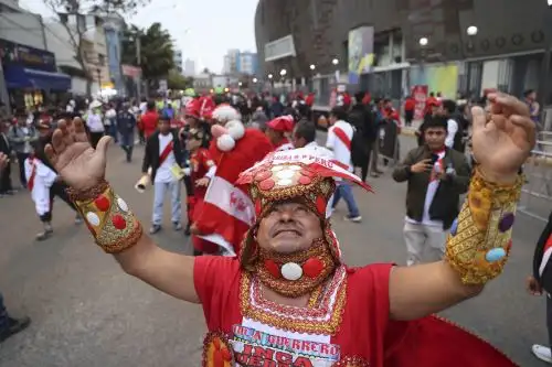 Fanáticos ponen en práctica costumbres, algunas extrañas y otras comunes, con la idea de que atraerán los goles. Foto: ANDINA/Juan Carlos Guzmán