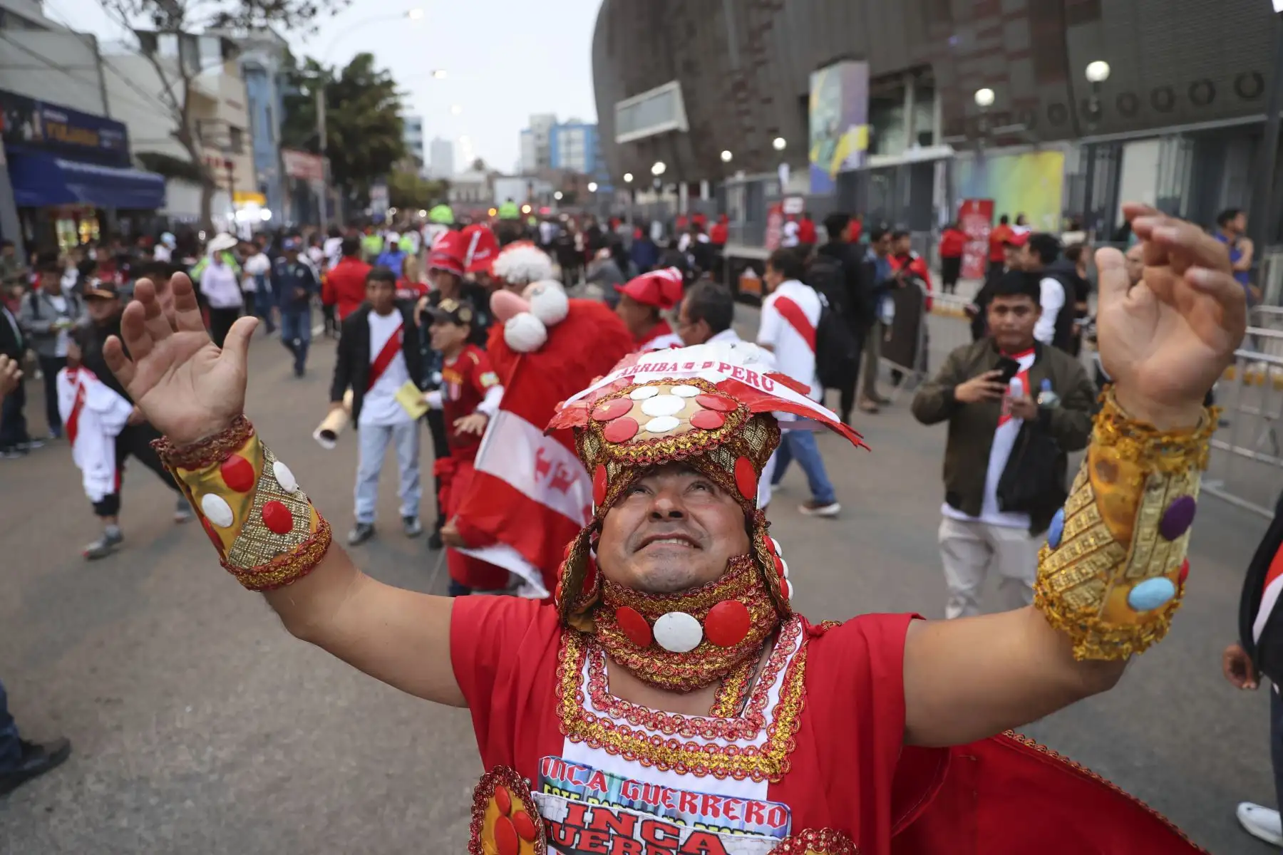 Hinchas peruanos y argentinos previo al partido entre Perú vs. Argentina por las Eliminatorias Sudamericanas de la Copa Mundial de Fútbol 2026 en el Estadio Nacional de Lima. 

Foto: ANDINA/Juan Carlos Guzmán Negrini