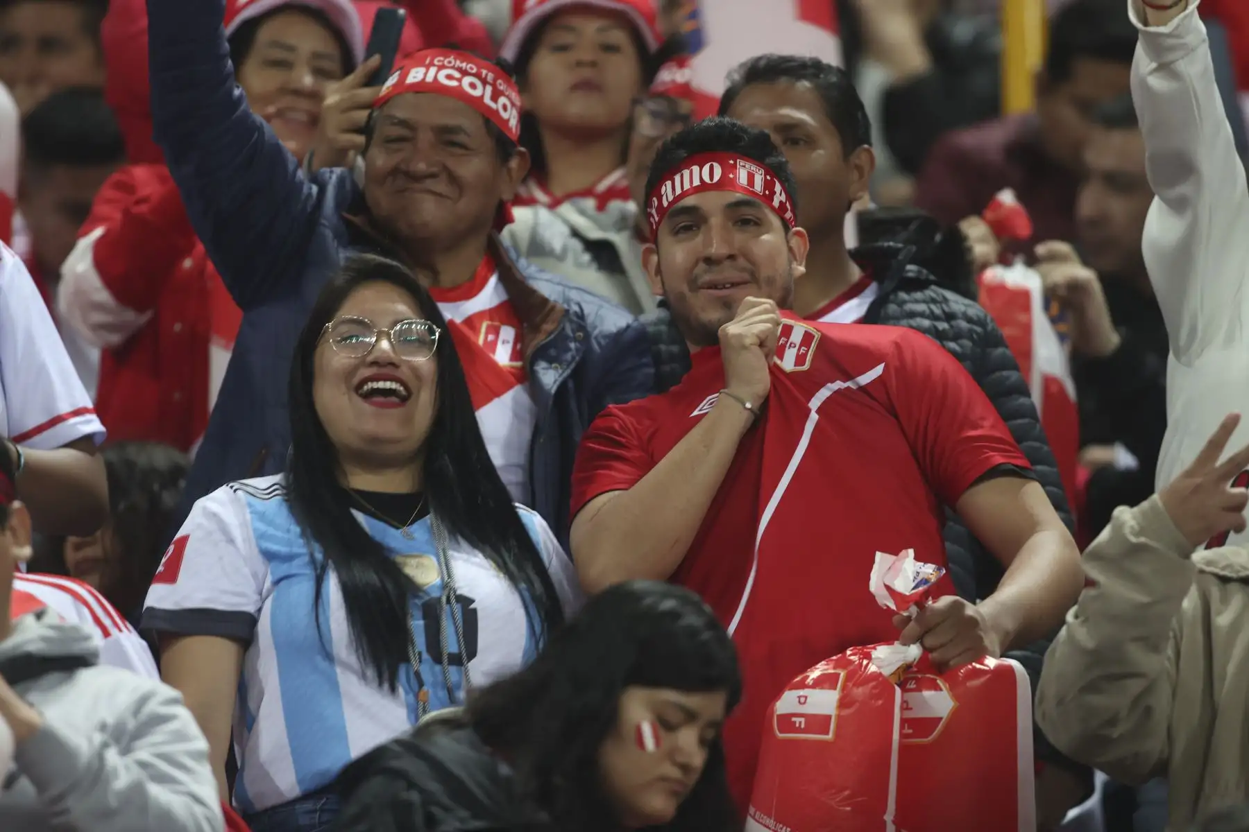 Hinchas peruanos y argentinos previo al partido entre Perú vs. Argentina por las Eliminatorias Sudamericanas de la Copa Mundial de Fútbol 2026 en el Estadio Nacional de Lima. 

Foto: ANDINA/Juan Carlos Guzmán Negrini