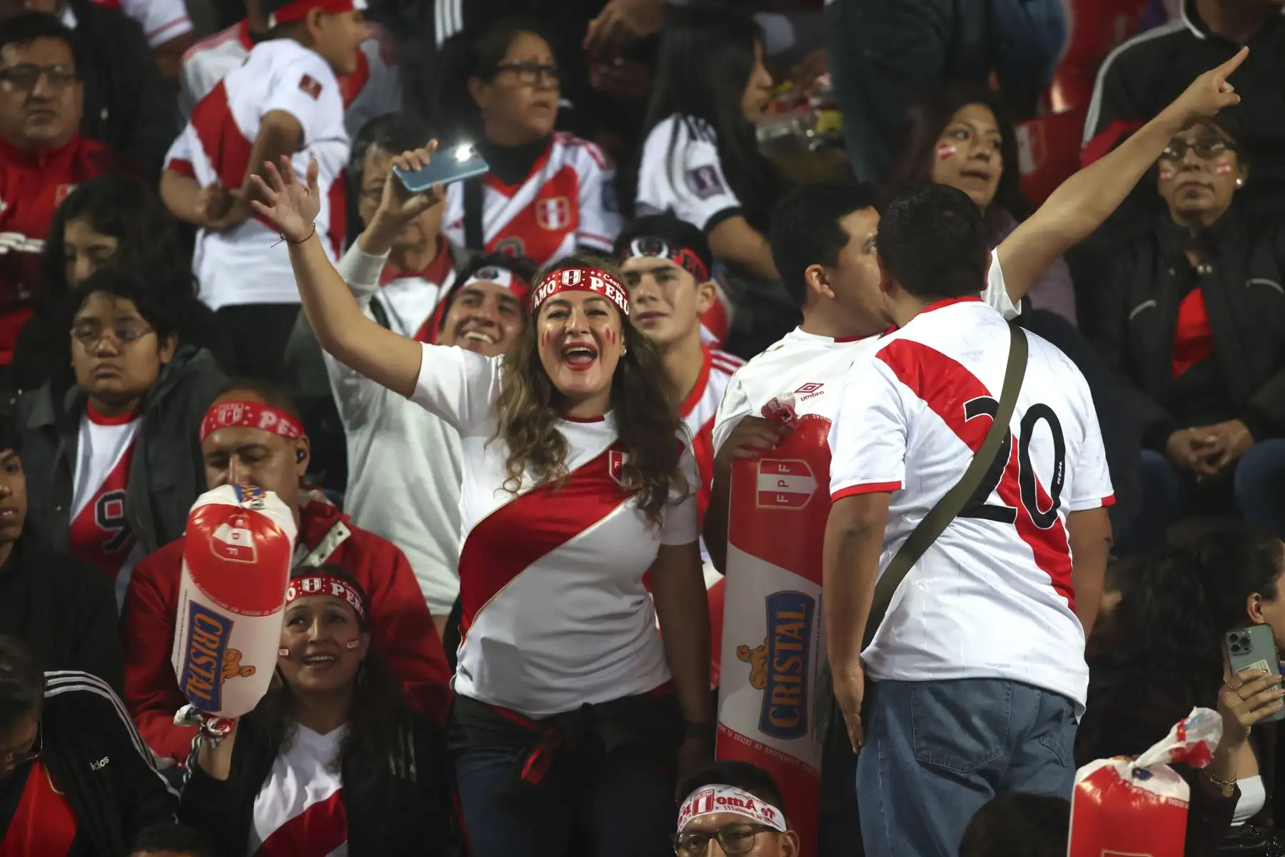 Hinchas peruanos y argentinos previo al partido entre Perú vs. Argentina por las Eliminatorias Sudamericanas de la Copa Mundial de Fútbol 2026 en el Estadio Nacional de Lima. 

Foto: ANDINA/Juan Carlos Guzmán Negrini