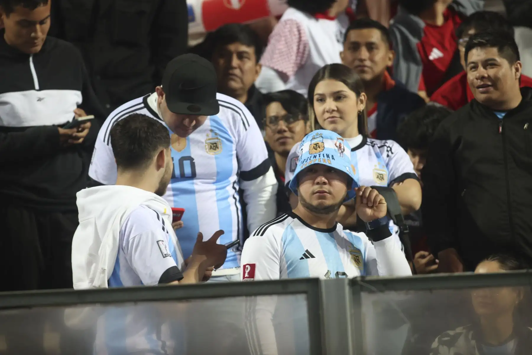 Hinchas peruanos y argentinos previo al partido entre Perú vs. Argentina por las Eliminatorias Sudamericanas de la Copa Mundial de Fútbol 2026 en el Estadio Nacional de Lima. 

Foto: ANDINA/Juan Carlos Guzmán Negrini