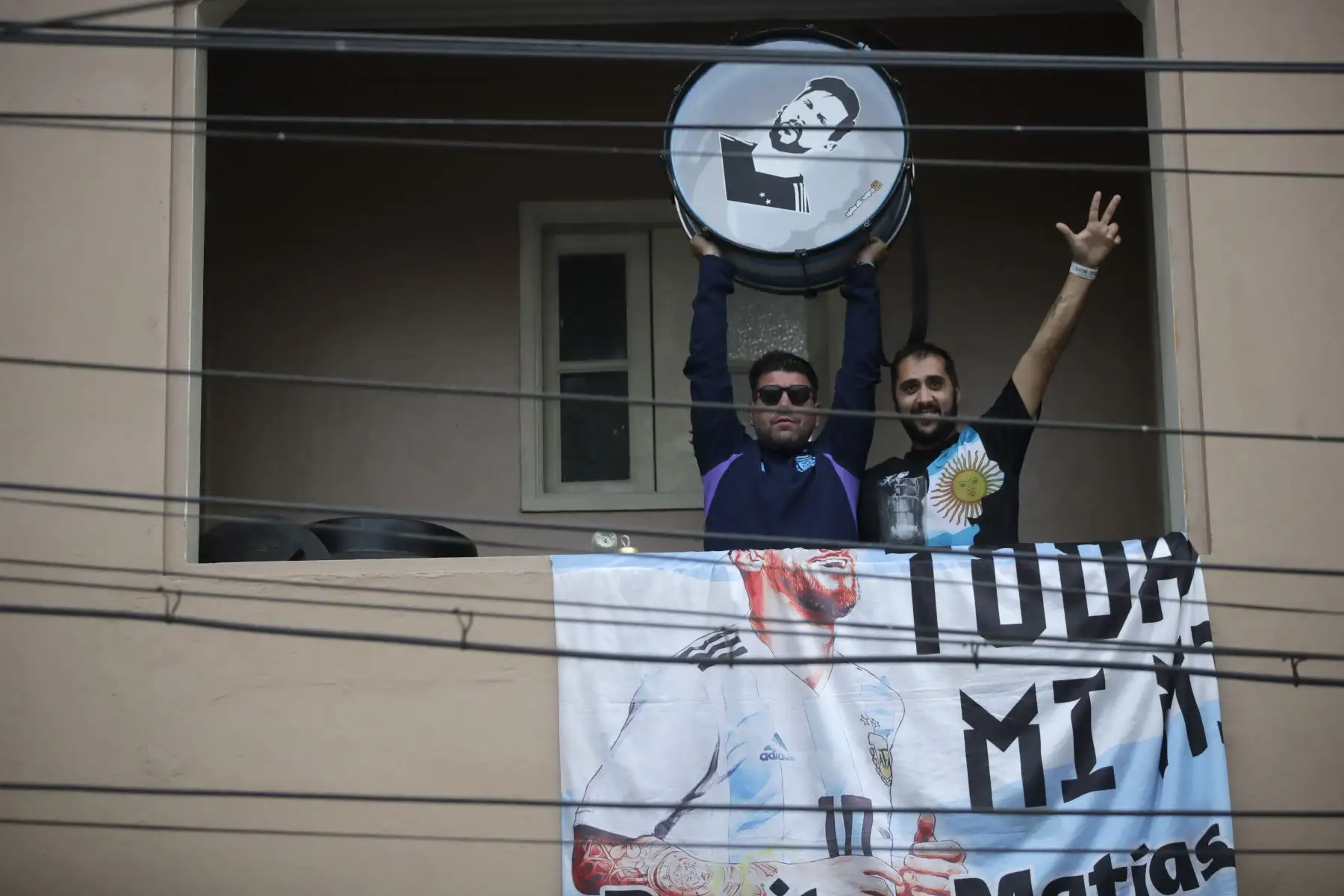 Hinchas peruanos y argentinos previo al partido entre Perú vs. Argentina por las Eliminatorias Sudamericanas de la Copa Mundial de Fútbol 2026 en el Estadio Nacional de Lima. 

Foto: ANDINA/Juan Carlos Guzmán Negrini