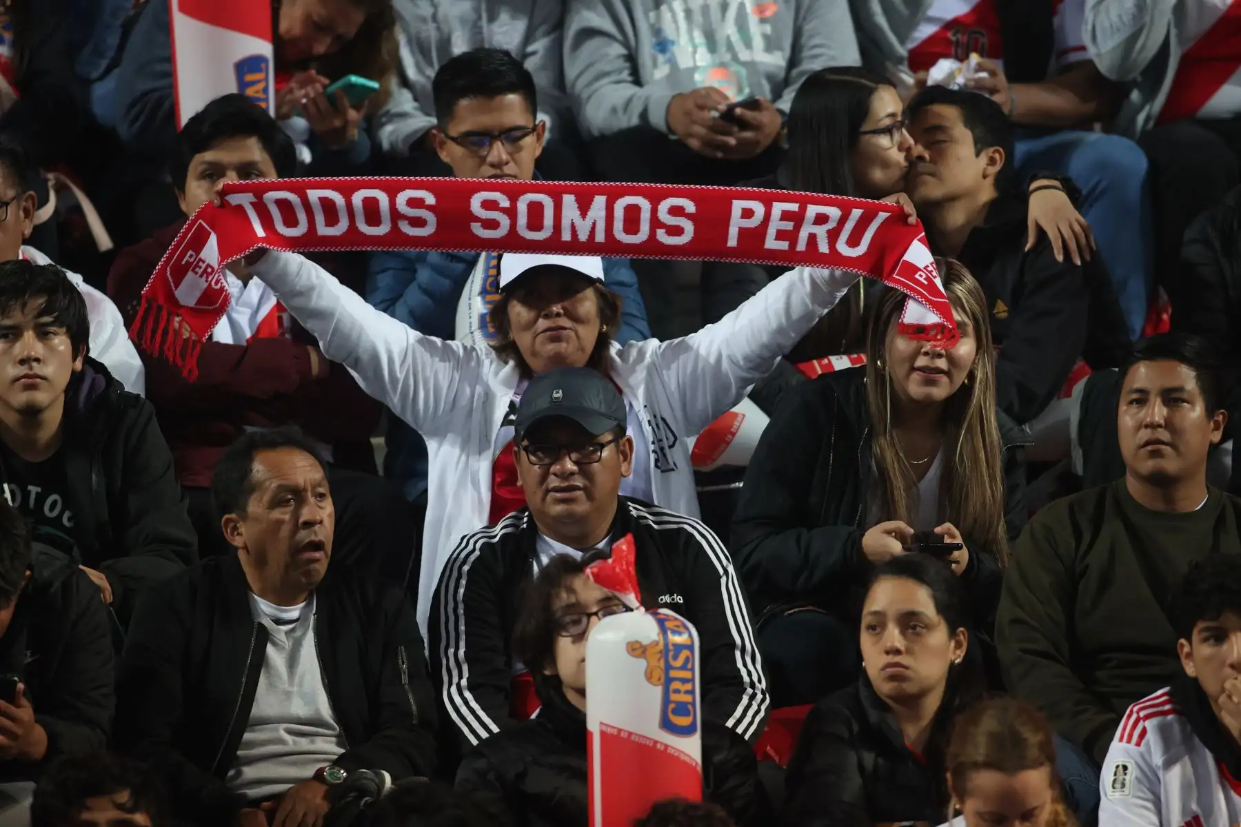 Hinchas peruanos y argentinos previo al partido entre Perú vs. Argentina por las Eliminatorias Sudamericanas de la Copa Mundial de Fútbol 2026 en el Estadio Nacional de Lima. 

Foto: ANDINA/Juan Carlos Guzmán Negrini