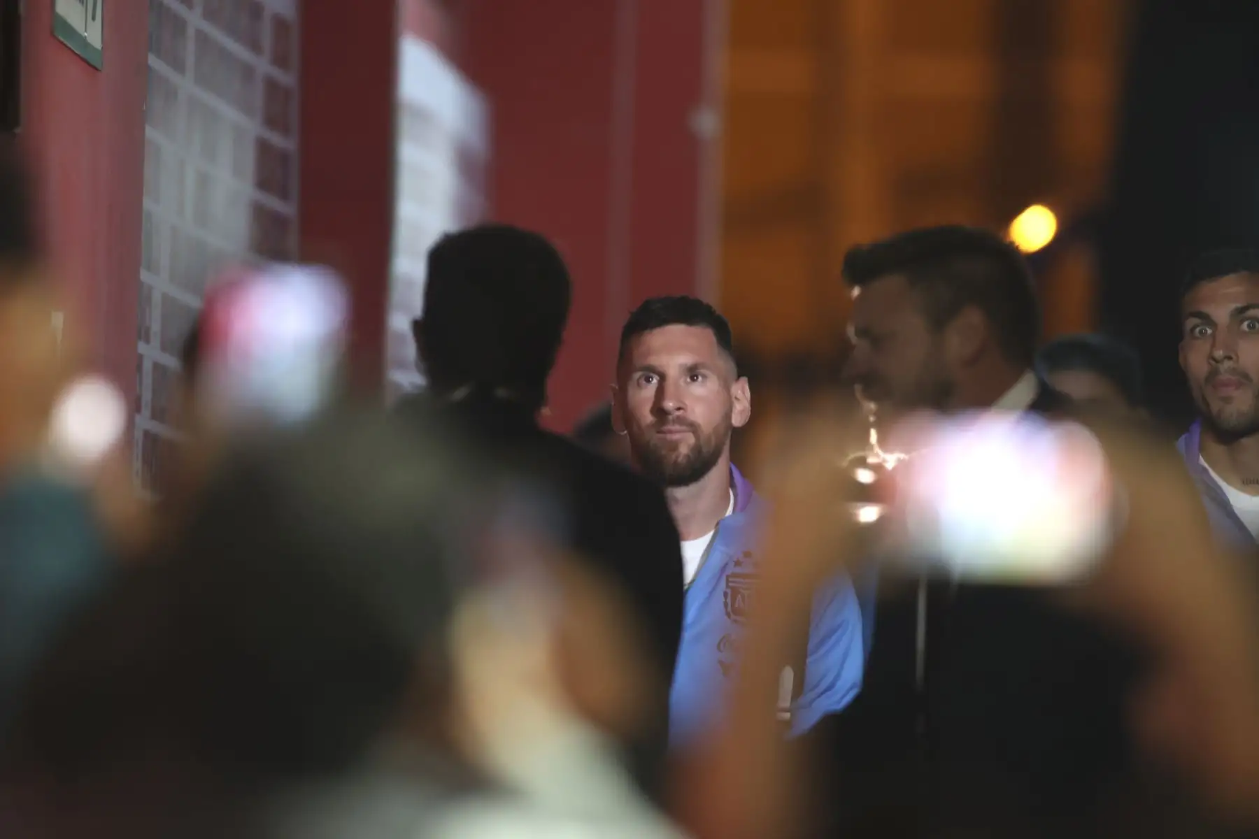 Lionel Messi llega al Estadio Nacional junto a toda su delegación previo al partido entre Perú vs. Argentina por las Eliminatorias Sudamericanas de la Copa Mundial de Fútbol 2026.

Foto: ANDINA/Juan Carlos Guzmán Negrini