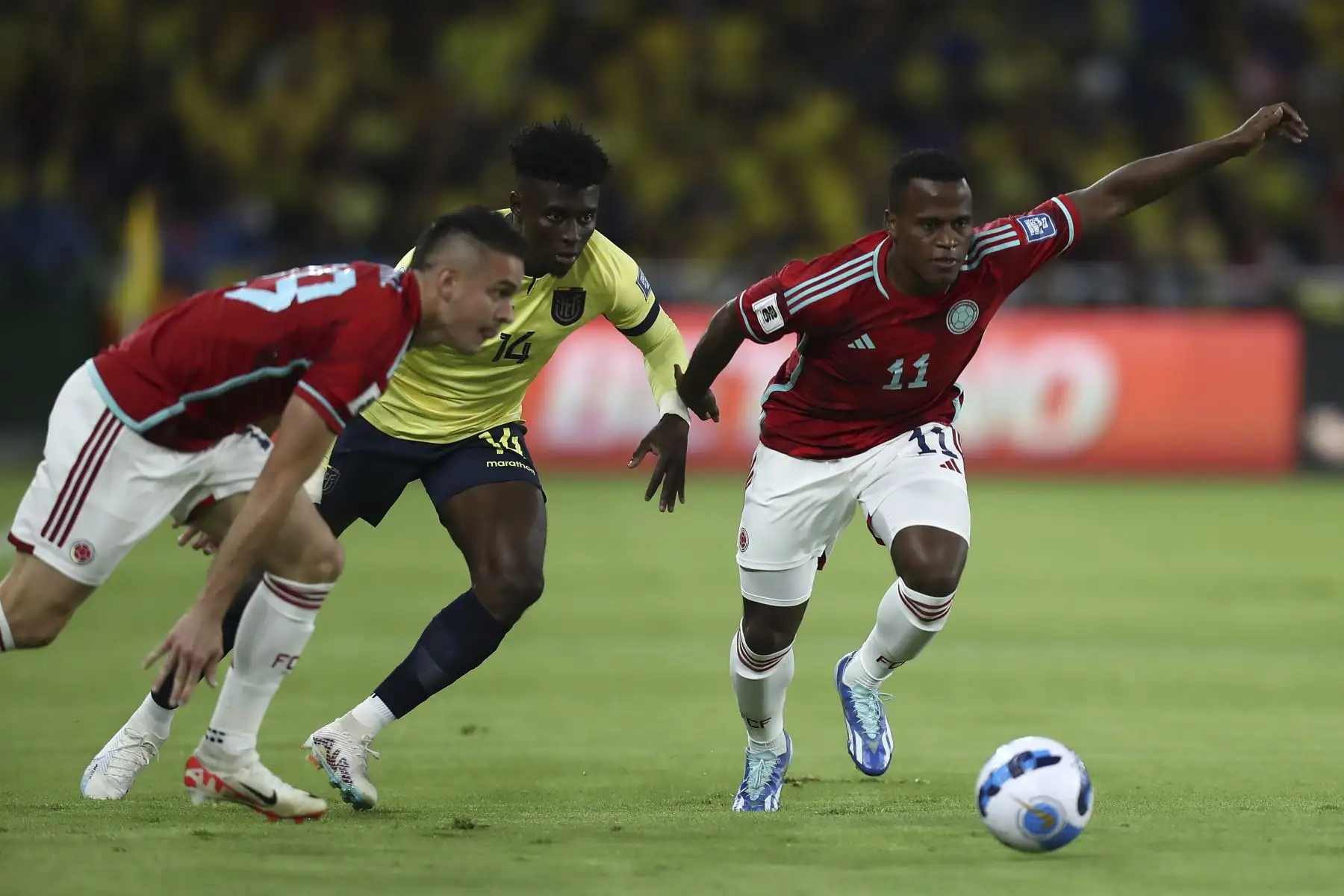Jhoanner Chávez de Ecuador disputa el balón con Jhon Arias de Colombia hoy, en un partido de las Eliminatorias Sudamericanas para la Copa Mundial de Fútbol 2026 entre Ecuador y Colombia en el estadio Rodrigo Paz Delgado en Quito. Foto: ANDINA/ EFE