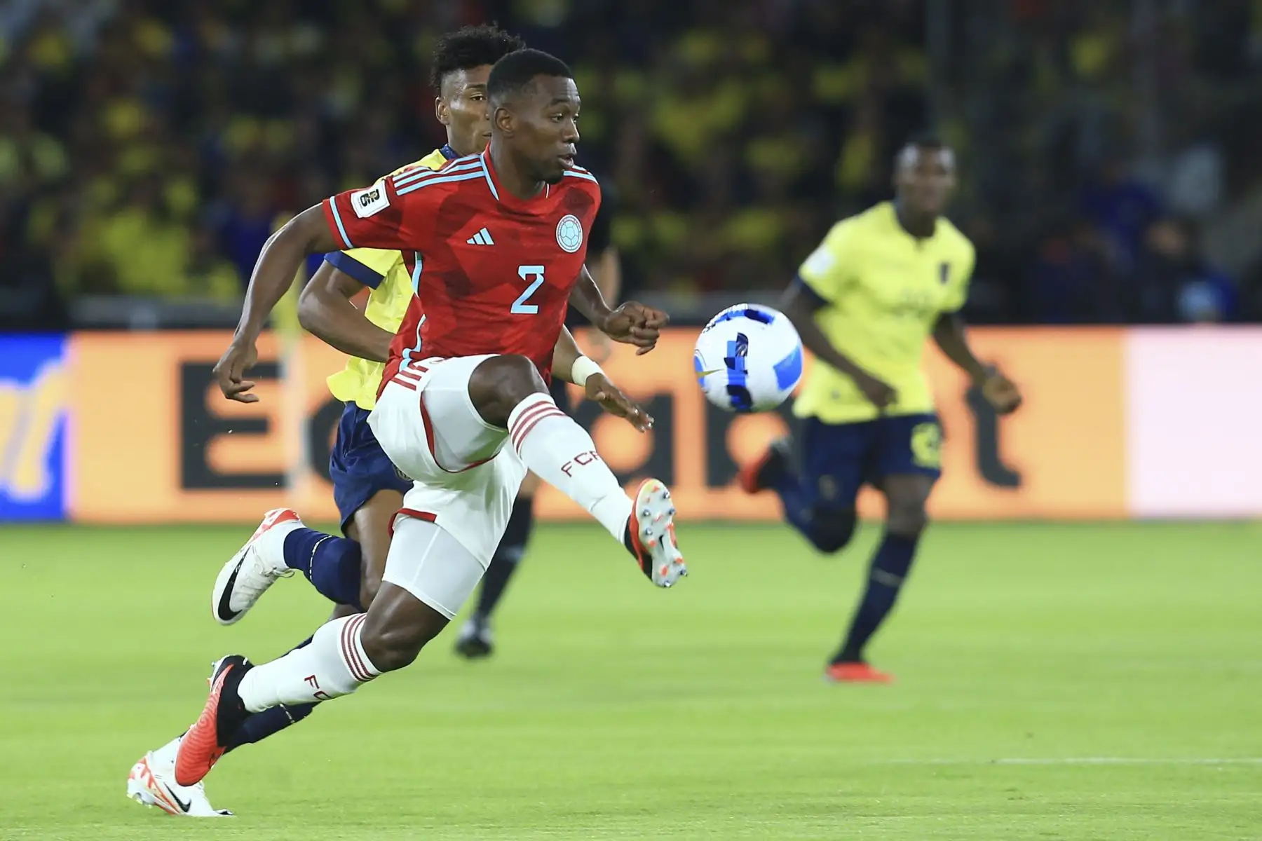 Carlos Cuesta Figueroa de Colombia controla un balón hoy, en un partido de las Eliminatorias Sudamericanas para la Copa Mundial de Fútbol 2026 entre Ecuador y Colombia en el estadio Rodrigo Paz Delgado en Quito. Foto: ANDINA/ EFE