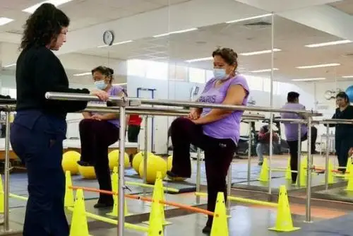 En el Servicio de Neurorrehabilitación, específicamente en el gimnasio terapéutico, a paso acelerado, Horminda cumple una sesión más contra las secuelas que le dejó un infarto cerebral en 2020, cuando atendía su bodega en Gloria Grande (Ate). ANDINA/ Minsa.