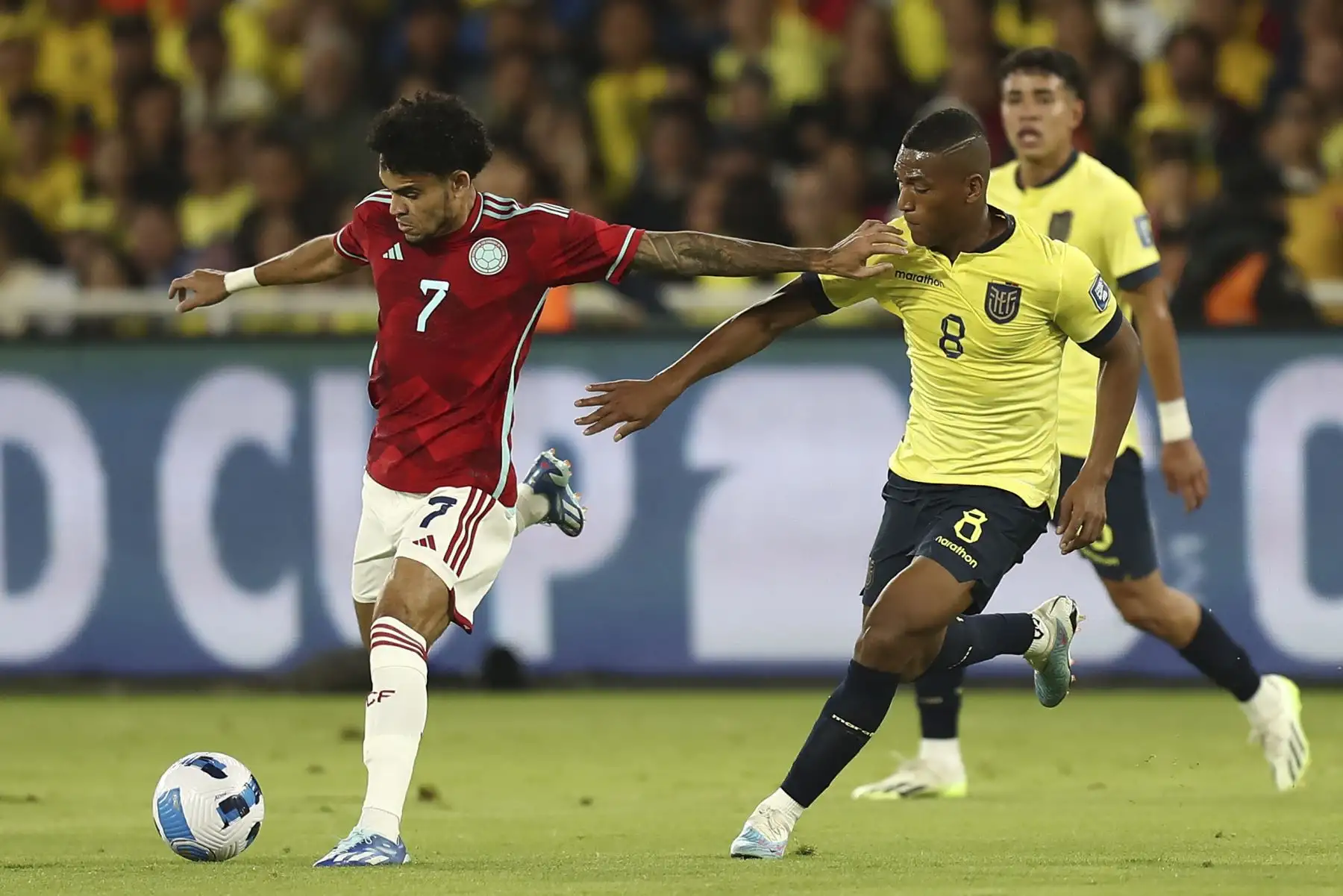Carlos Gruezo de Ecuador disputa el balón con Luis Fernando Díaz de Colombia hoy, en un partido de las Eliminatorias Sudamericanas para la Copa Mundial de Fútbol 2026 entre Ecuador y Colombia en el estadio Rodrigo Paz Delgado en Quito. Foto: ANDINA/EFE