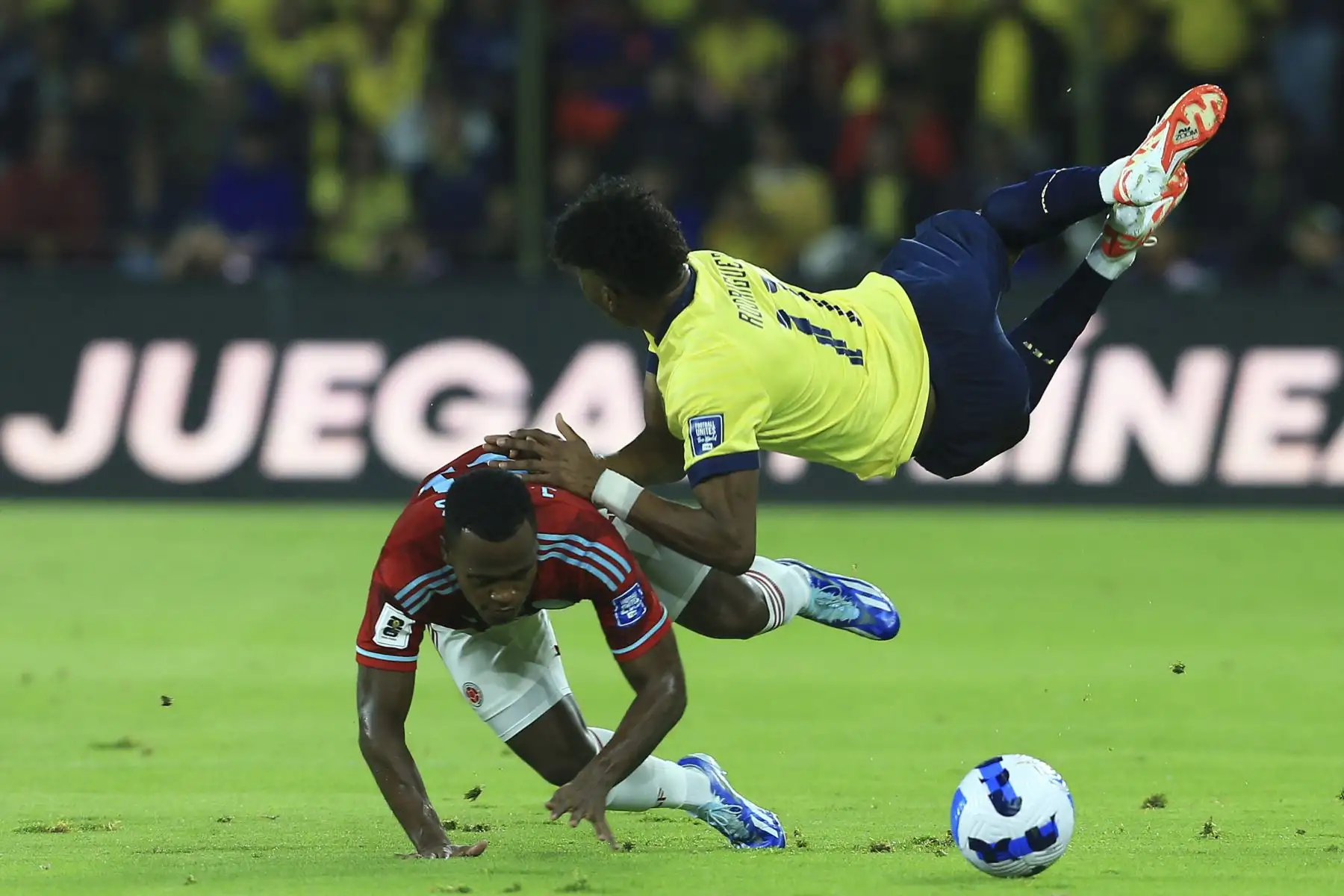 Kevin Rodríguez de Ecuador disputa un balón con Jhon Arias de Colombia controla un balón hoy, en un partido de las Eliminatorias Sudamericanas para la Copa Mundial de Fútbol 2026 entre Ecuador y Colombia en el estadio Rodrigo Paz Delgado en Quito.
Foto: ANDINA/EFE