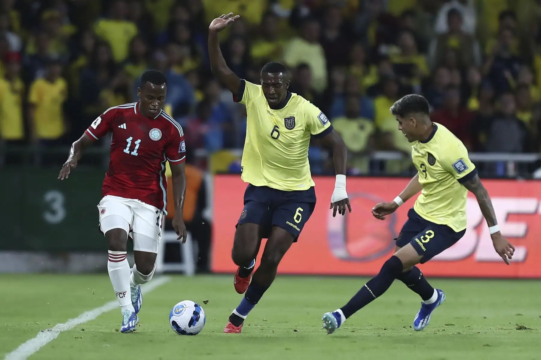 Willian Pacho de Ecuador disputa el balón con Jhon Arias de Colombia hoy, en un partido de las Eliminatorias Sudamericanas para la Copa Mundial de Fútbol 2026 entre Ecuador y Colombia en el estadio Rodrigo Paz Delgado en Quito. EFE