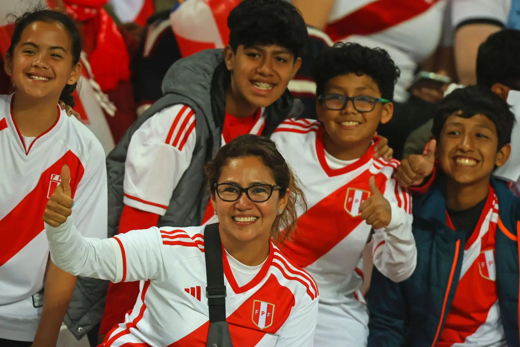 Hinchas peruanos previo al partido entre Perú vs. Argentina por las Eliminatorias Sudamericanas de la Copa Mundial de Fútbol 2026 en el Estadio Nacional de Lima. Foto: ANDINA/Carlos Lezama Villantoy