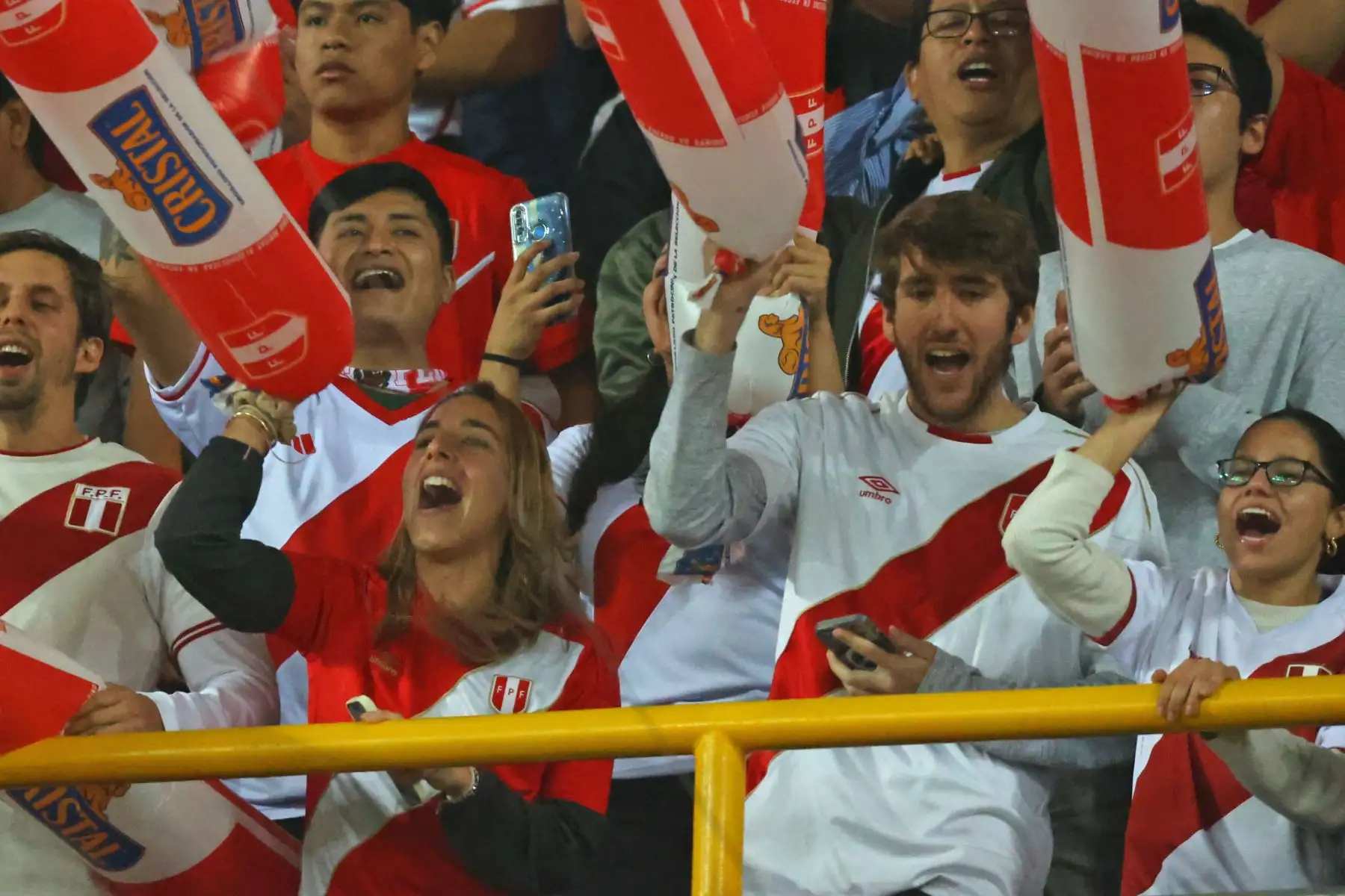 Hinchas peruanos previo al partido entre Perú vs. Argentina por las Eliminatorias Sudamericanas de la Copa Mundial de Fútbol 2026 en el Estadio Nacional de Lima. Foto: ANDINA/Carlos Lezama Villantoy