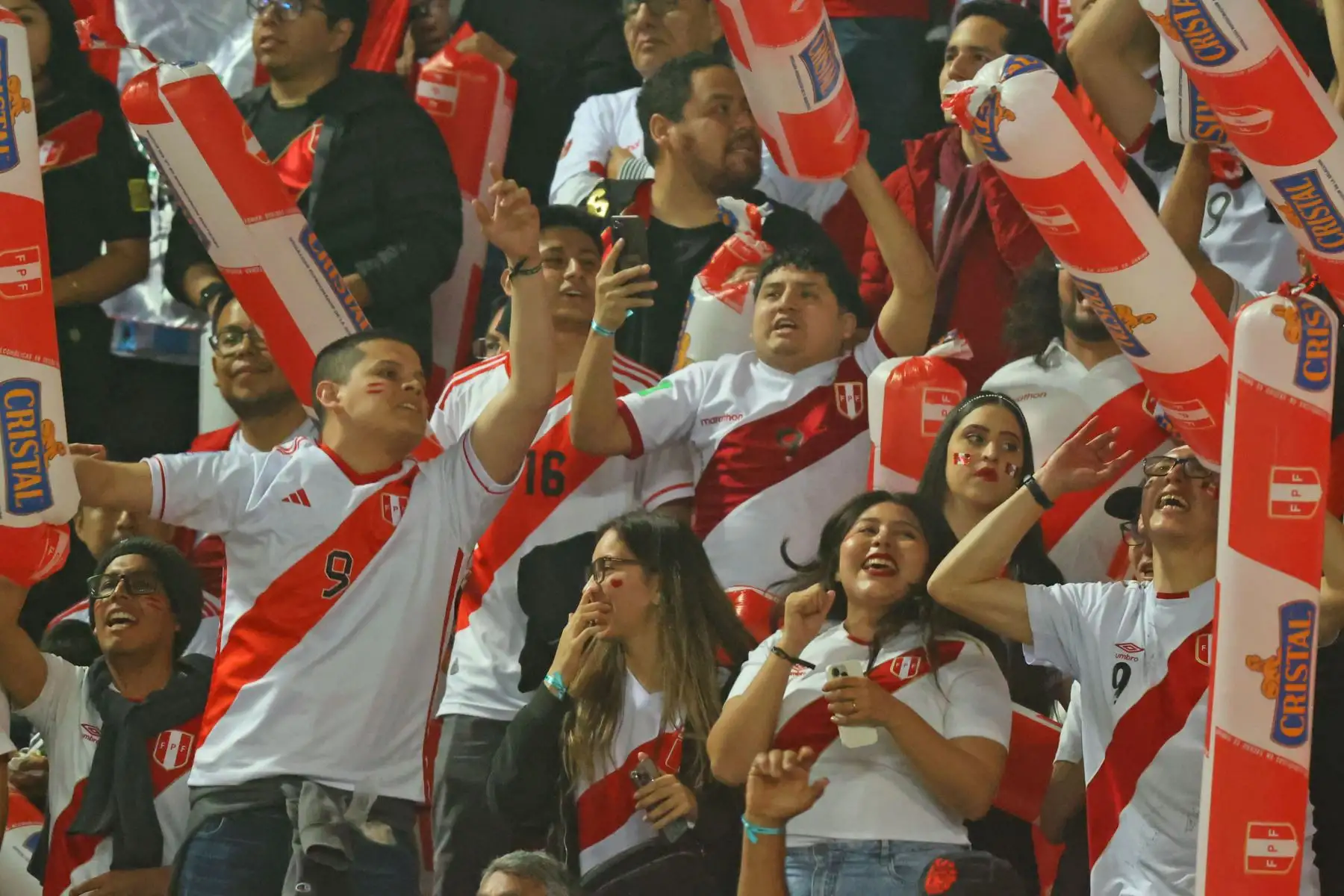 Hinchas peruanos previo al partido entre Perú vs. Argentina por las Eliminatorias Sudamericanas de la Copa Mundial de Fútbol 2026 en el Estadio Nacional de Lima. Foto: ANDINA/Carlos Lezama Villantoy