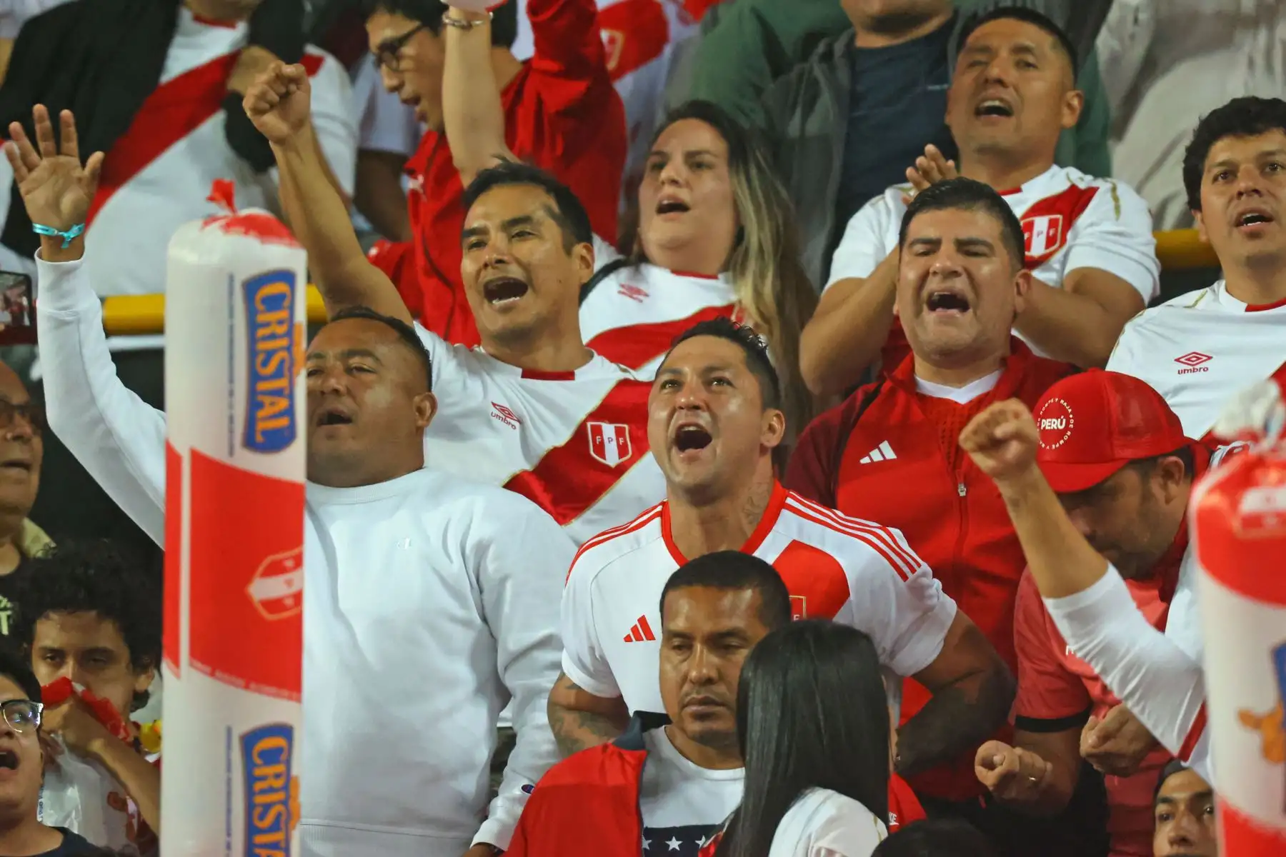 Hinchas peruanos previo al partido entre Perú vs. Argentina por las Eliminatorias Sudamericanas de la Copa Mundial de Fútbol 2026 en el Estadio Nacional de Lima. Foto: ANDINA/Carlos Lezama Villantoy