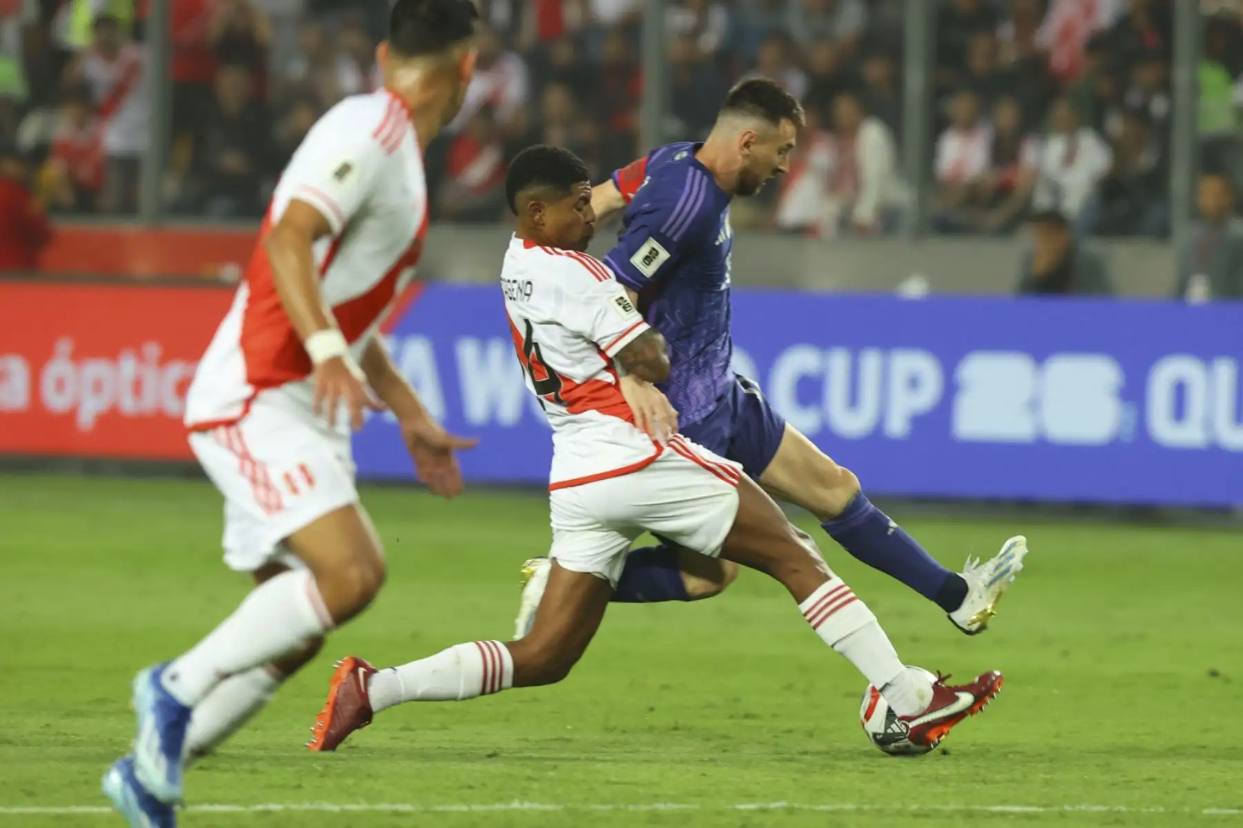 Wilder Cartagena de la Selección Peruana  disputa el balón con el jugador  Lionel Messi de Argentina  en un partido de las Eliminatorias Sudamericanas para la Copa Mundial de Fútbol 2026 en el estadio Nacional de Lima.
Foto: ANDINA/ Carlos Lezama