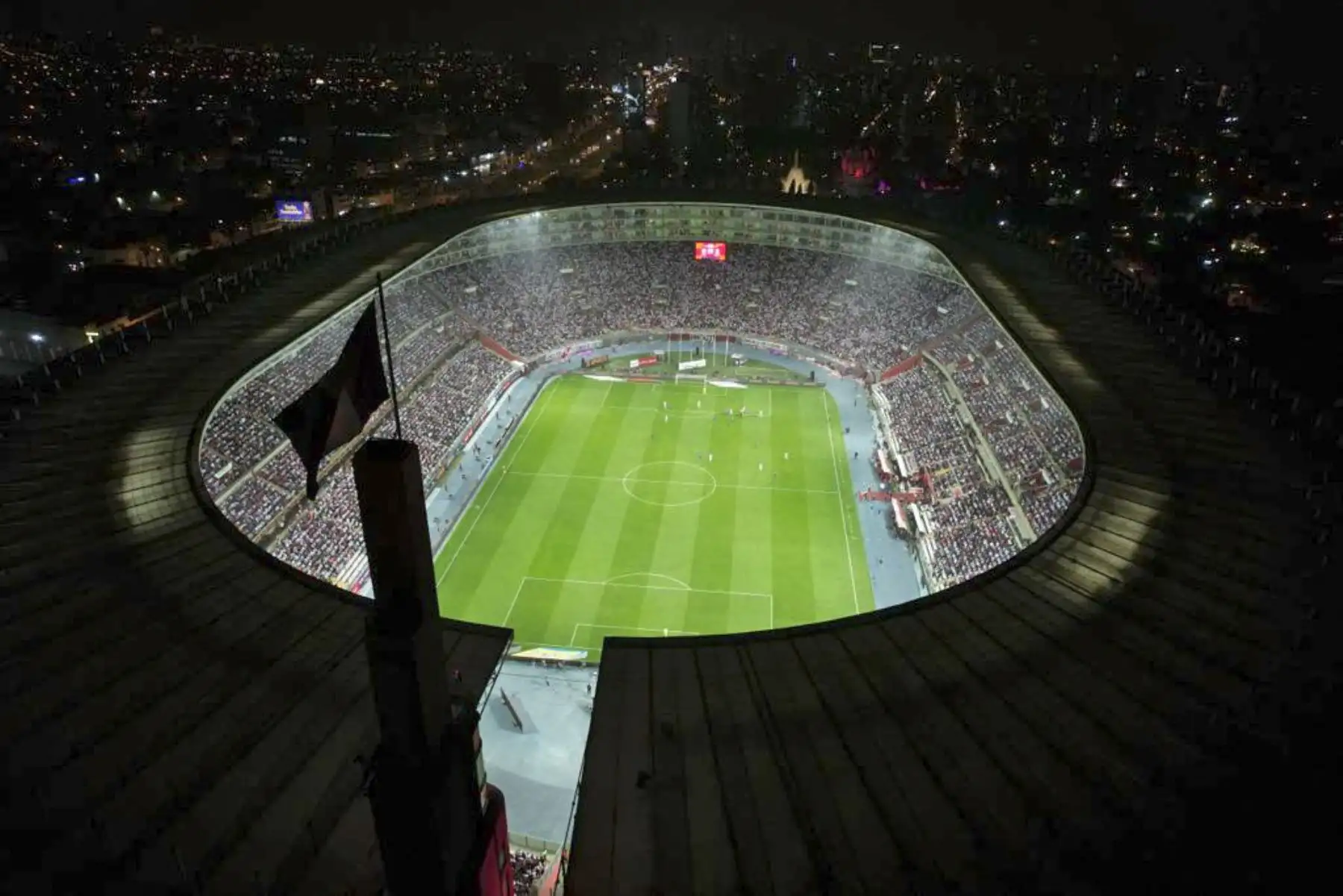 Vista aérea del Estadio Nacional de Lima durante el partido entre las selecciones de Perú y Argentina por las eliminatorias sudamericanas al Mundial de fútbol 2026. Foto: ANDINA/Daniel Bracamonte