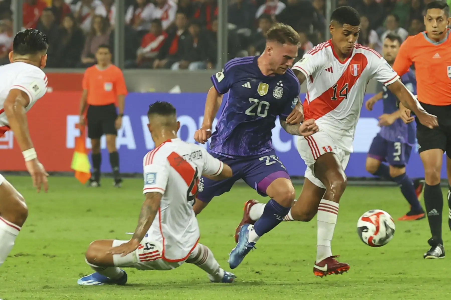Wilder Cartagena de la Selección Peruana  disputa el balón con el jugador de Argentina  en un partido de las Eliminatorias Sudamericanas para la Copa Mundial de Fútbol 2026 en el estadio Nacional de Lima.
Foto: ANDINA/ Carlos Lezama