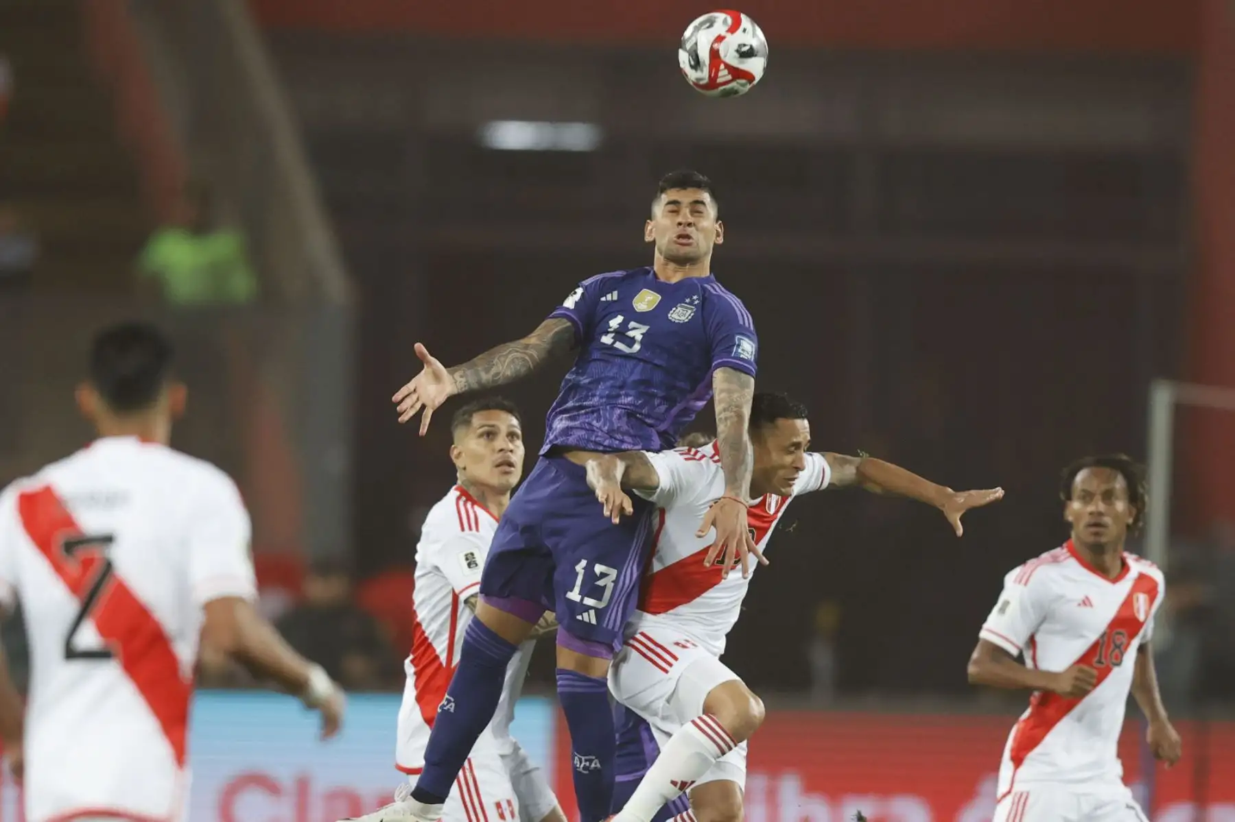 Yoshimar Yotúnde la Selección Peruana  disputa el balón con el jugador de Argentina  en un partido de las Eliminatorias Sudamericanas para la Copa Mundial de Fútbol 2026 en el estadio Nacional de Lima.
Foto: ANDINA/ Carlos Lezama