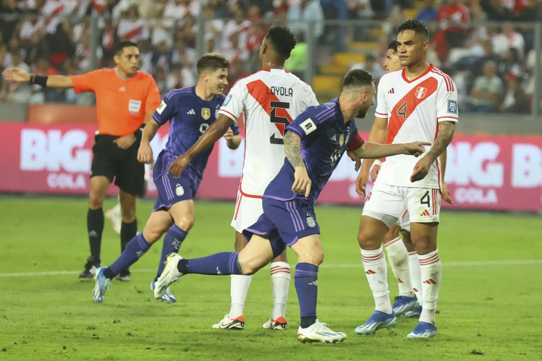 Wilder Cartagena de la Selección Peruana  disputa el balón con el jugador  Lionel Messi de Argentina  en un partido de las Eliminatorias Sudamericanas para la Copa Mundial de Fútbol 2026 en el estadio Nacional de Lima.
Foto: ANDINA/ Carlos Lezama