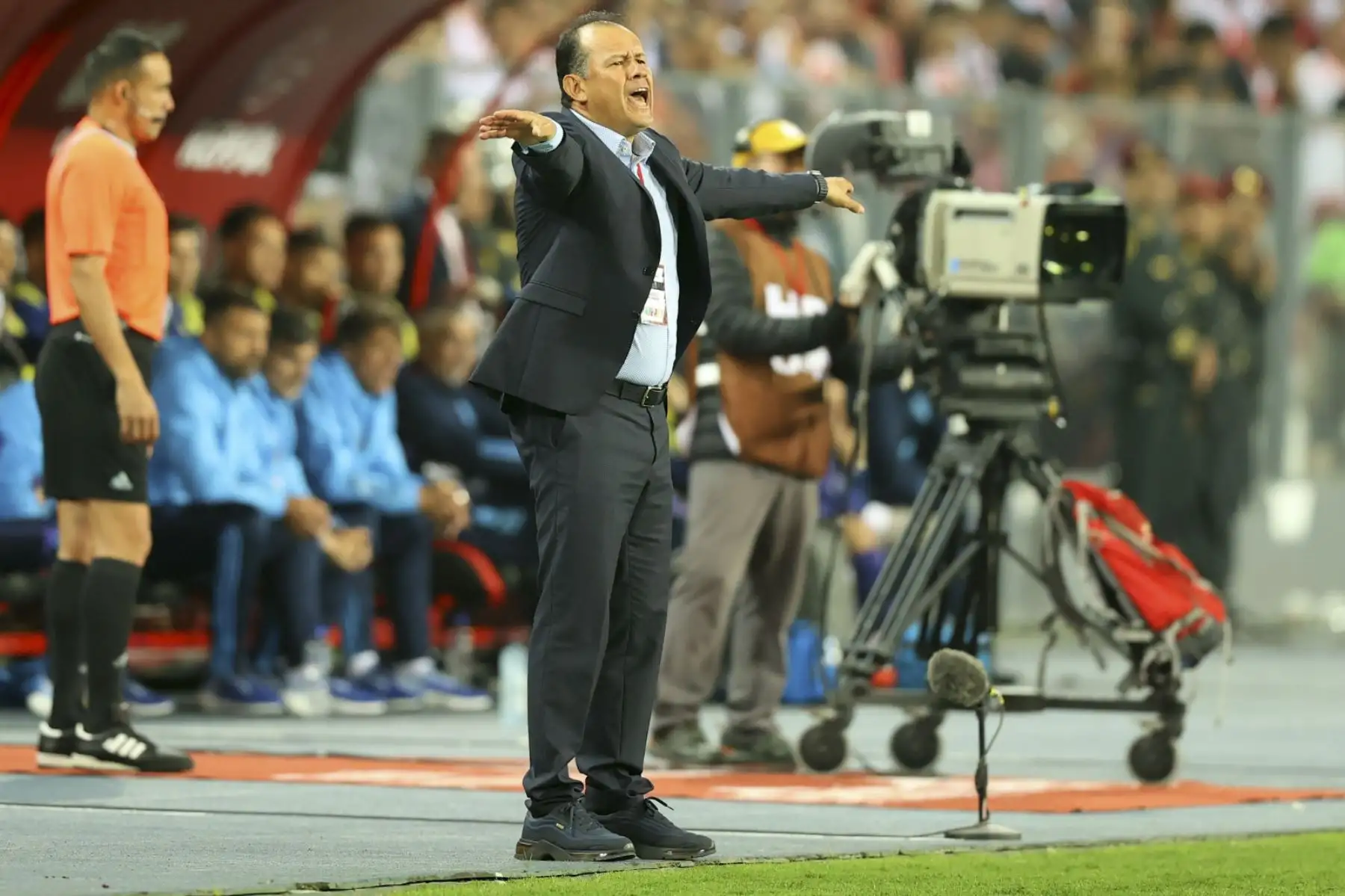 El técnico de la selección reacciona durante el partido que pierde la selección peruana ante Argentina 2 a 0. Foto: ANDINA/ Carlos Lezama