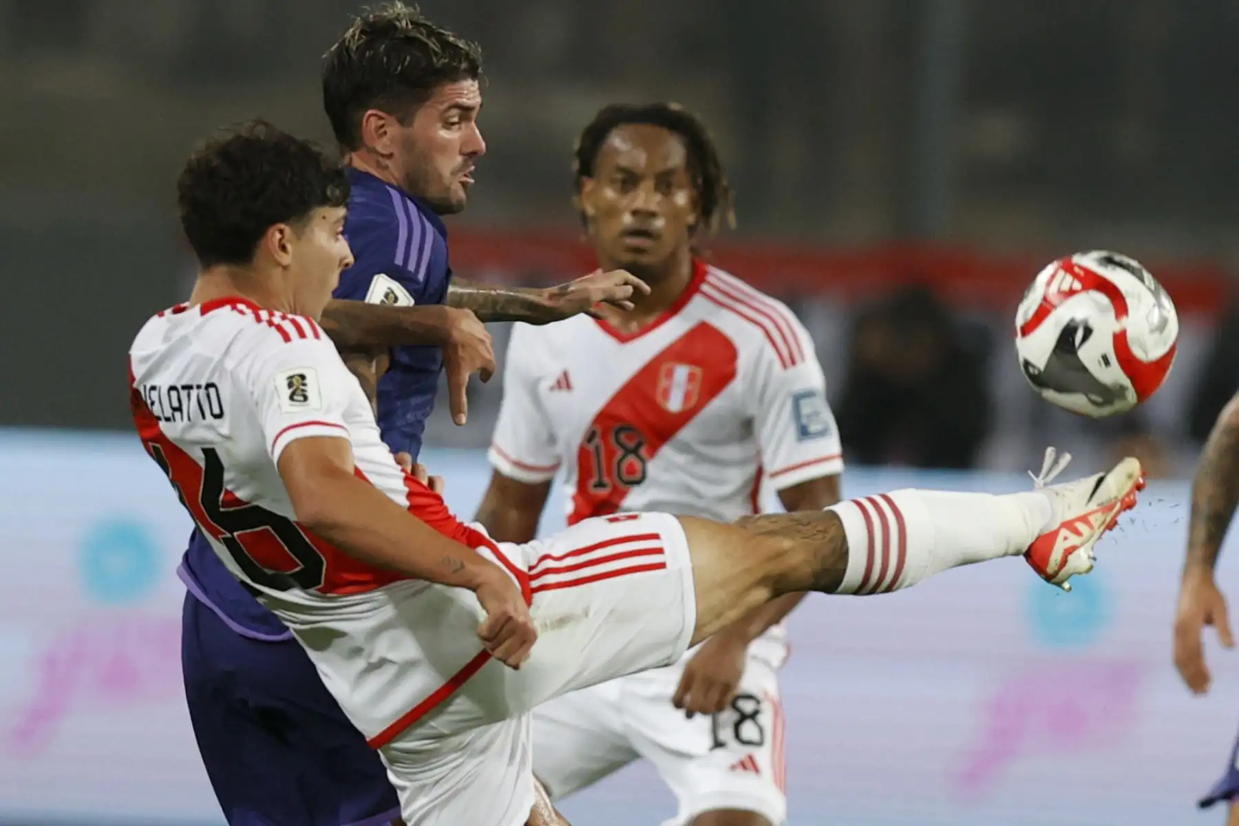Andrés carrillo, de la Selección Peruana  disputa el balón con el jugador  Lionel Messi de Argentina  en un partido de las Eliminatorias Sudamericanas para la Copa Mundial de Fútbol 2026 en el estadio Nacional de Lima.
Foto: ANDINA/ Carlos Lezama