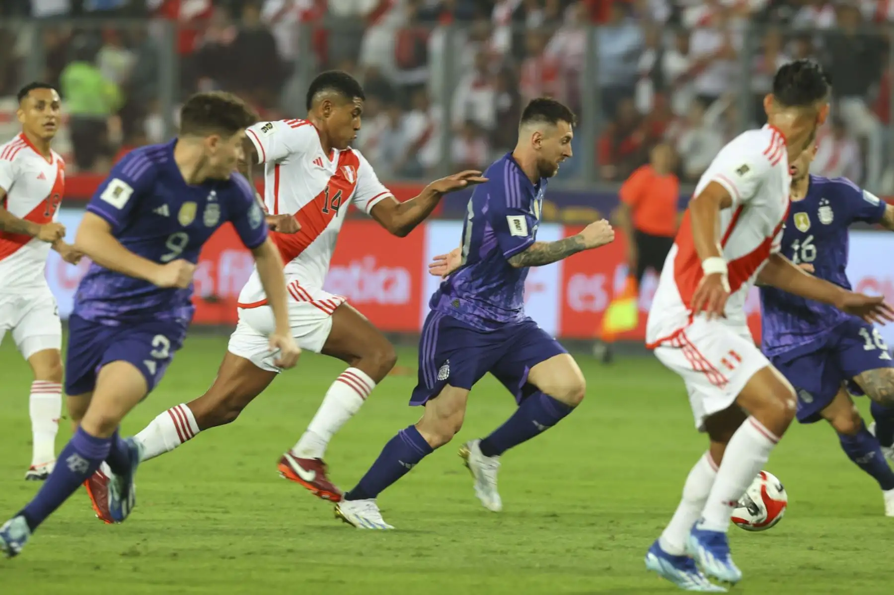 Wilder Cartagena de la Selección Peruana  disputa el balón con el jugador  Lionel Messi de Argentina  en un partido de las Eliminatorias Sudamericanas para la Copa Mundial de Fútbol 2026 en el estadio Nacional de Lima.
Foto: ANDINA/ Carlos Lezama