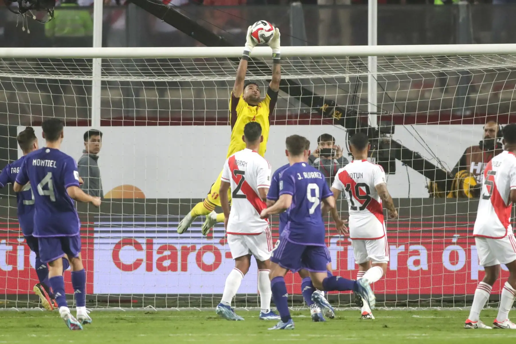 Paolo Guerrero de la Selección Peruana  disputa el balón con el jugador  de Argentina  en un partido de las Eliminatorias Sudamericanas para la Copa Mundial de Fútbol 2026 en el estadio Nacional de Lima.
Foto: ANDINA/ Juan Carlos Guzmán