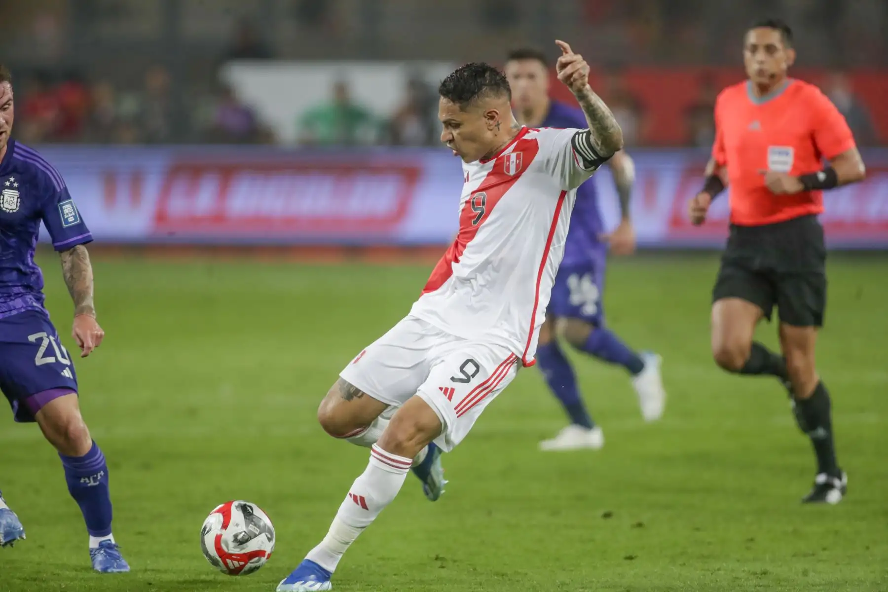 Paolo Guerrero de la Selección Peruana  disputa el balón con el jugador  de Argentina  en un partido de las Eliminatorias Sudamericanas para la Copa Mundial de Fútbol 2026 en el estadio Nacional de Lima.
Foto: ANDINA/ Juan Carlos Guzmán