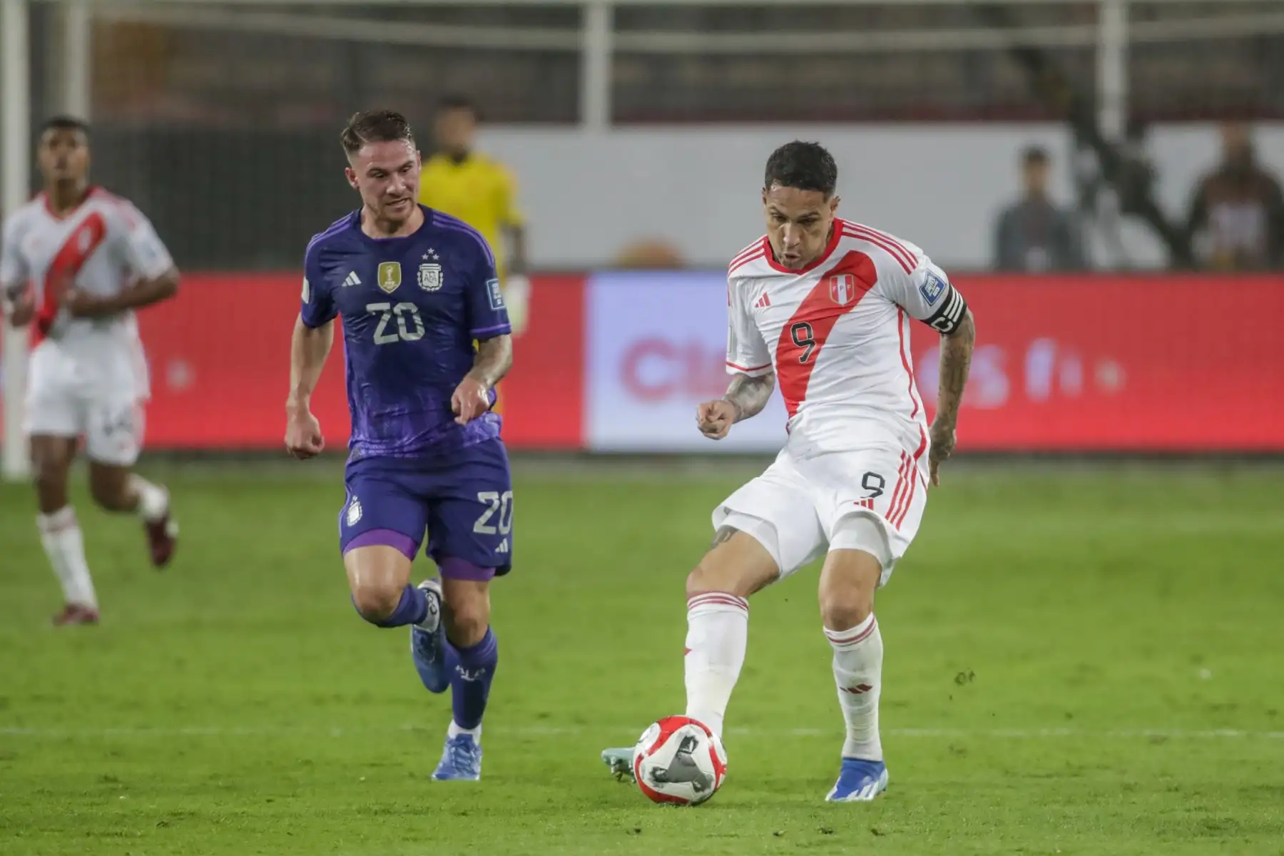 Paolo Guerrero de la Selección Peruana  disputa el balón con el jugador  de Argentina  en un partido de las Eliminatorias Sudamericanas para la Copa Mundial de Fútbol 2026 en el estadio Nacional de Lima.
Foto: ANDINA/ Juan Carlos Guzmán