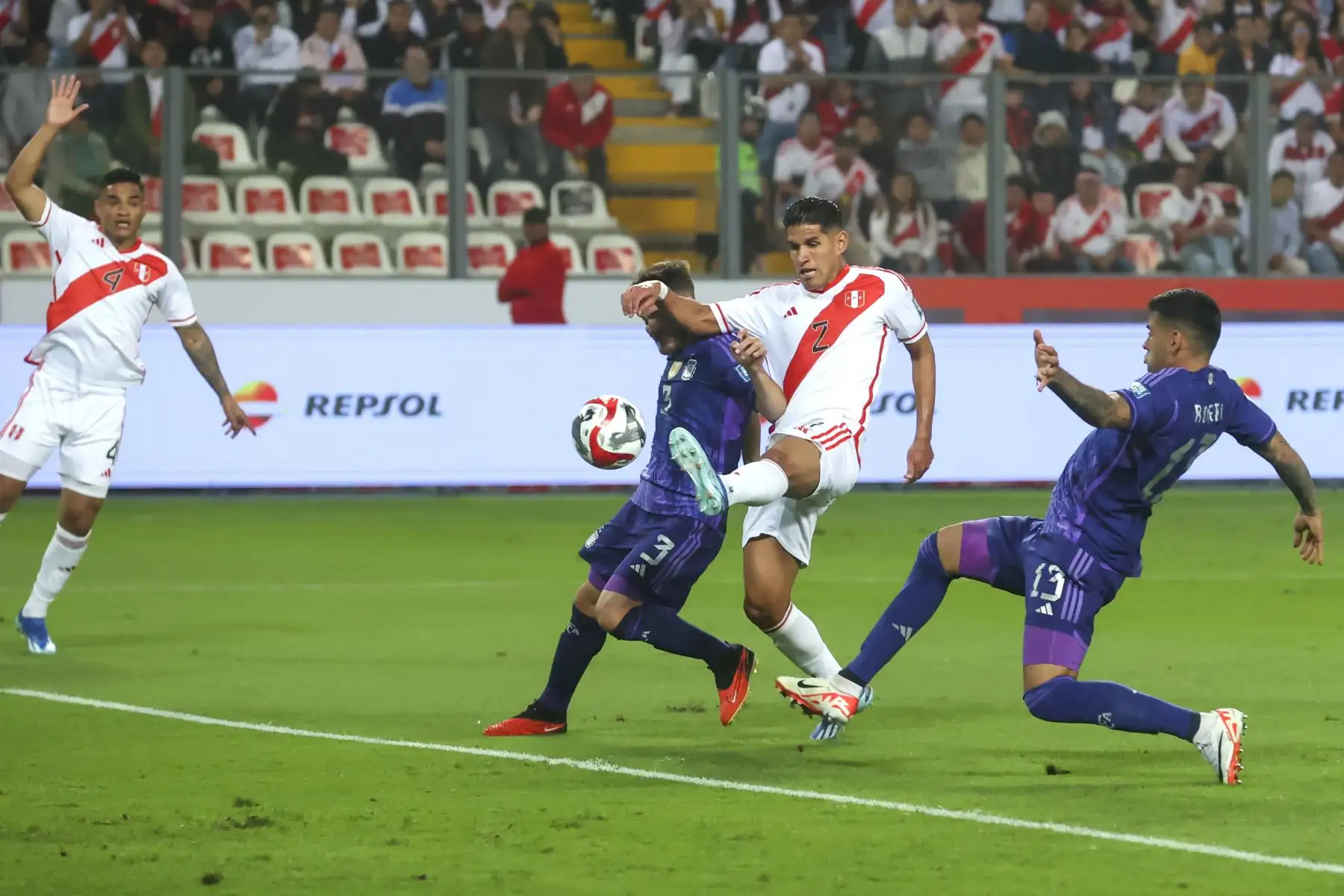 Paolo Guerrero de la Selección Peruana  disputa el balón con el jugador  de Argentina  en un partido de las Eliminatorias Sudamericanas para la Copa Mundial de Fútbol 2026 en el estadio Nacional de Lima.
Foto: ANDINA/ Juan Carlos Guzmán