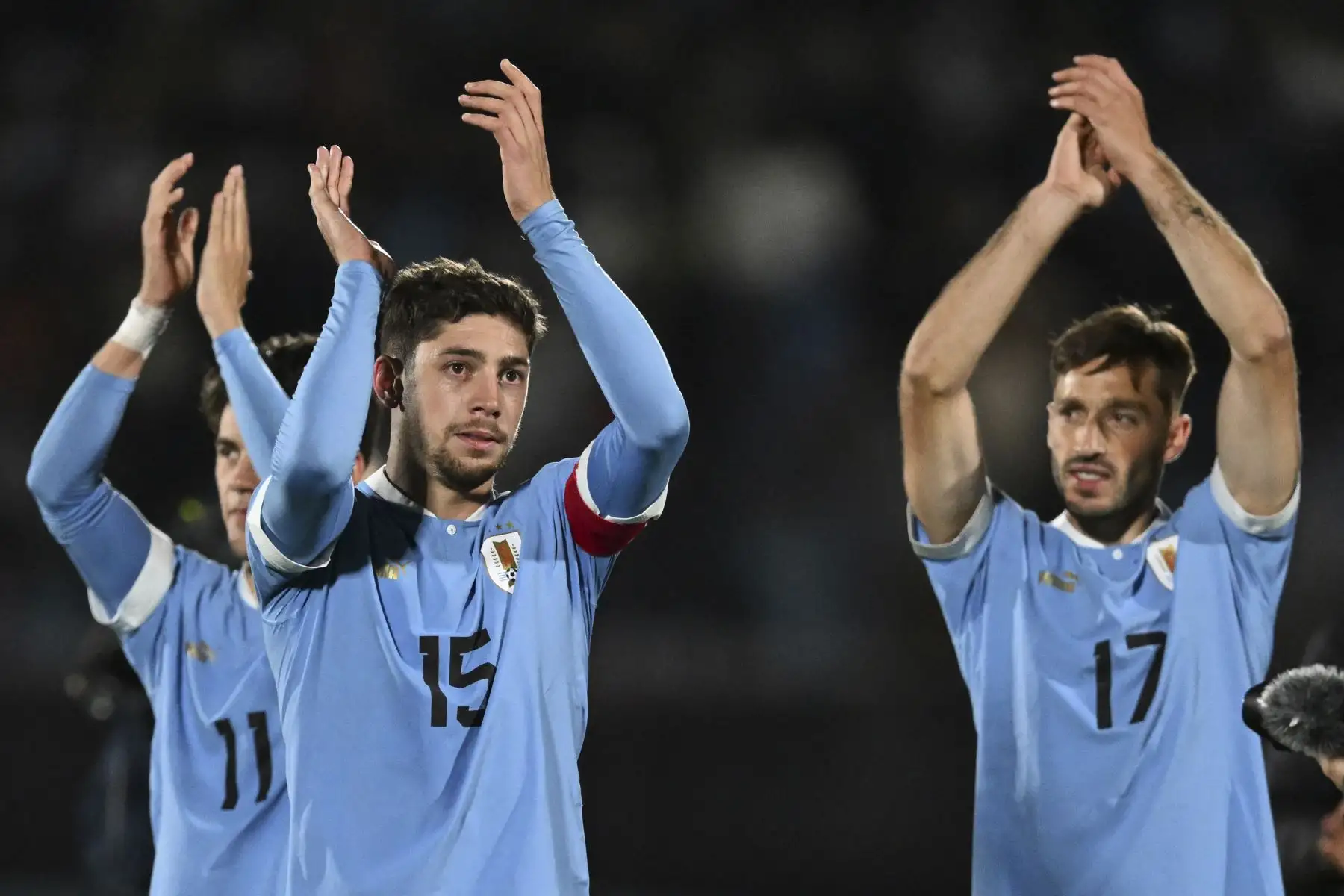 El mediocampista uruguayo Facundo Pellistri, el mediocampista Federico Valverde y el defensor uruguayo Matías Viña celebran después de derrotar a Brasil en el partido de fútbol clasificatorio sudamericano para la Copa Mundial de la FIFA 2026 entre Uruguay y Brasil en el Estadio Centenario de Montevideo. Foto: AFP