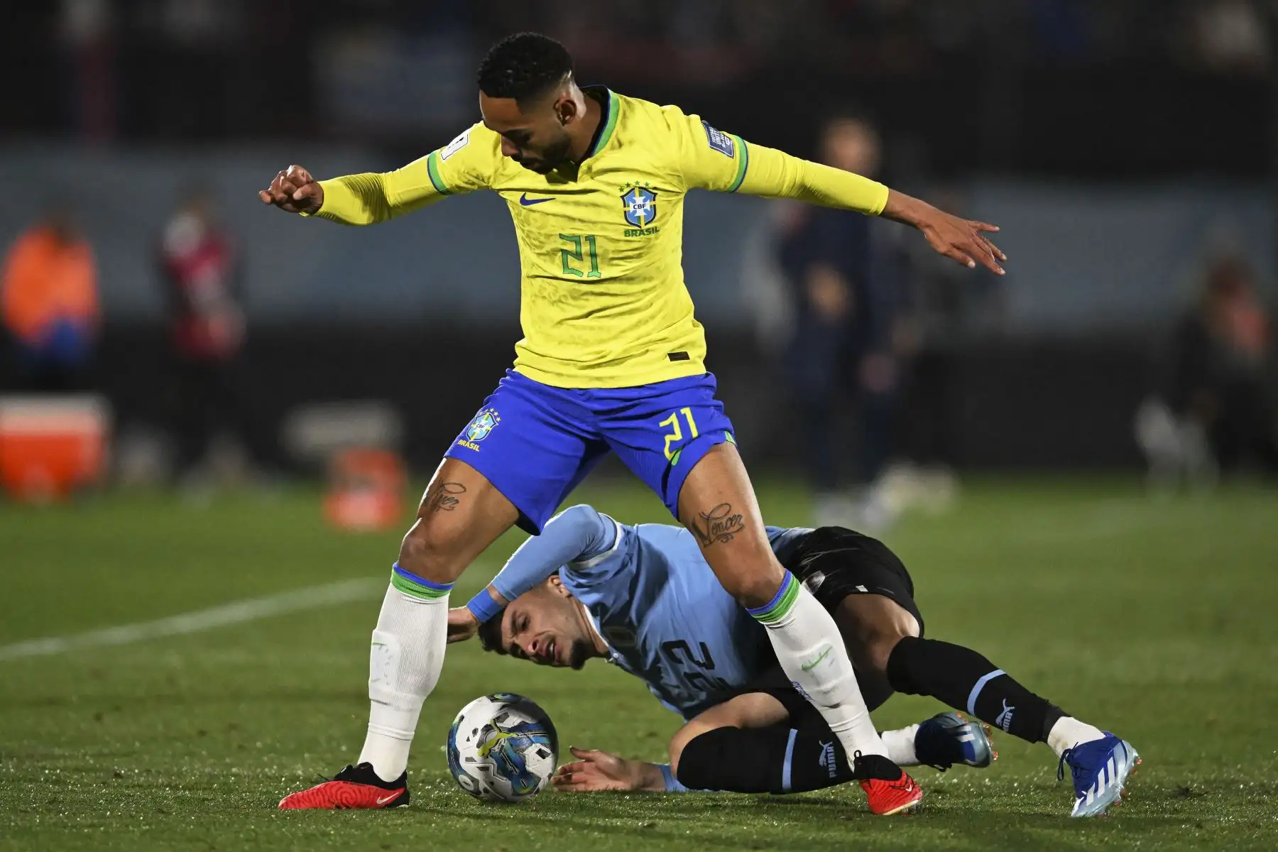 El delantero brasileño Matheus Cunha y el defensor uruguayo Joaquín Piquerez luchan por el balón durante el partido de fútbol de clasificación sudamericano para la Copa Mundial de la FIFA 2026 entre Uruguay y Brasil en el Estadio Centenario de Montevideo. Foto: AFP