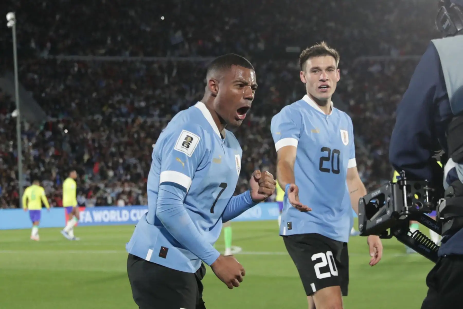 El jugador de Uruguay Nicolás de la Cruz celebra el segundo gol que anotó contra Brasil en el estadio Centenario de Montevideo por las Eliminatorias Sudamericanas para la Copa Mundial de Fútbol 2026. Foto: EFE