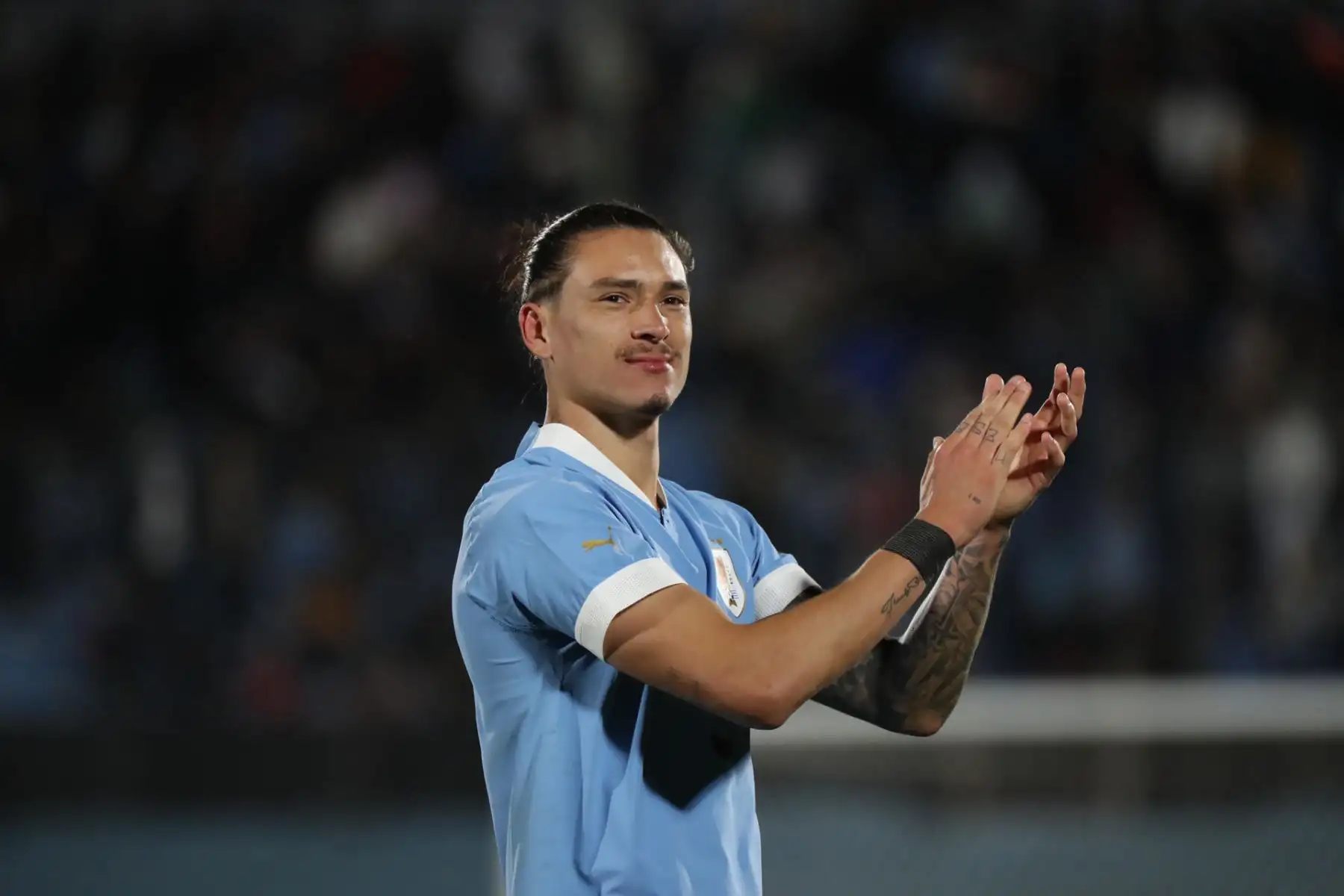 El jugador de Uruguay Darwin Núñez celebra el primer gol que anotó contra Brasil en el estadio Centenario de Montevideo por las Eliminatorias Sudamericanas para la Copa Mundial de Fútbol 2026. Foto: EFE