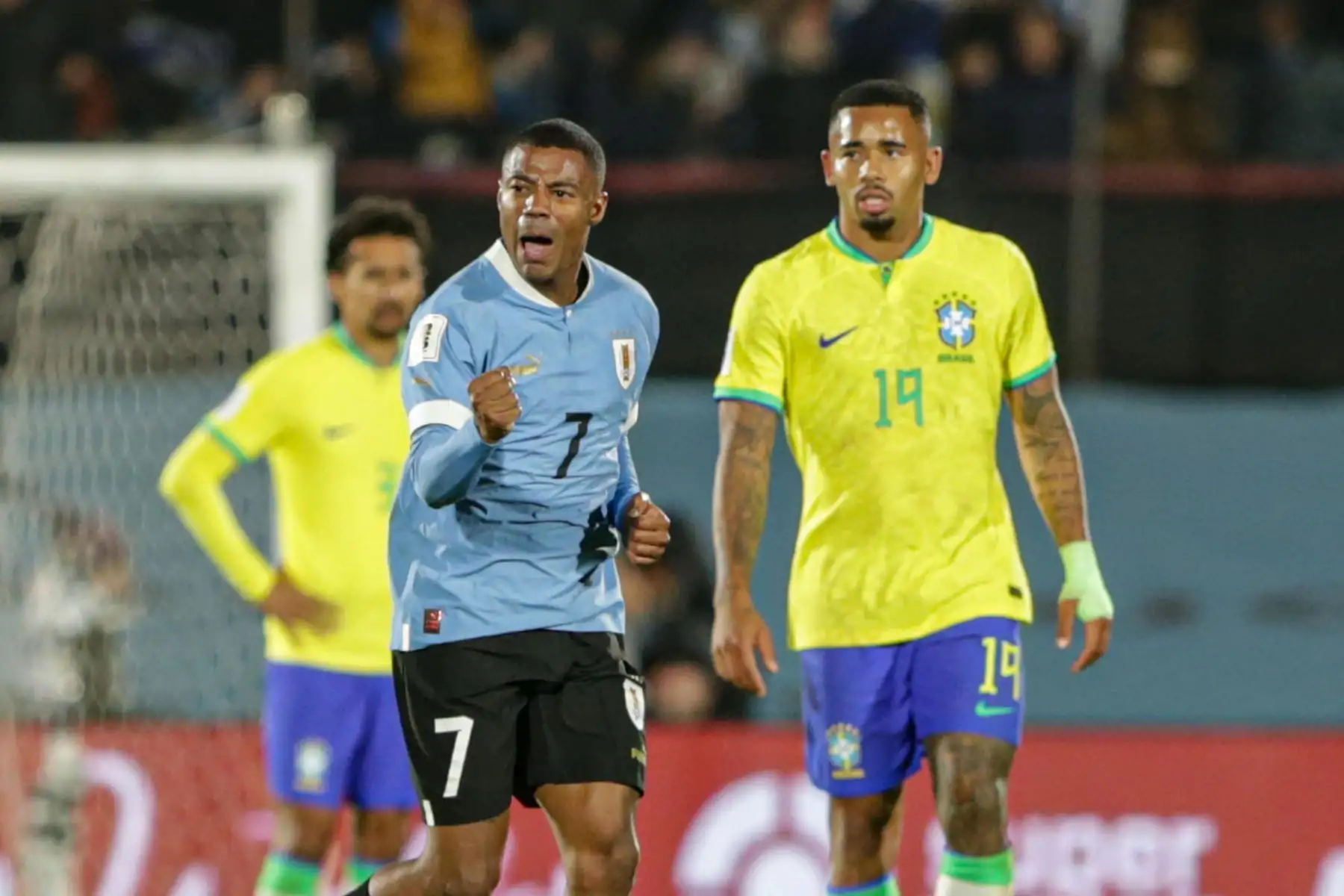 El jugador de Uruguay Nicolás de la Cruz celebra el segundo gol que anotó contra Brasil en el estadio Centenario de Montevideo por las Eliminatorias Sudamericanas para la Copa Mundial de Fútbol 2026. Foto: EFE