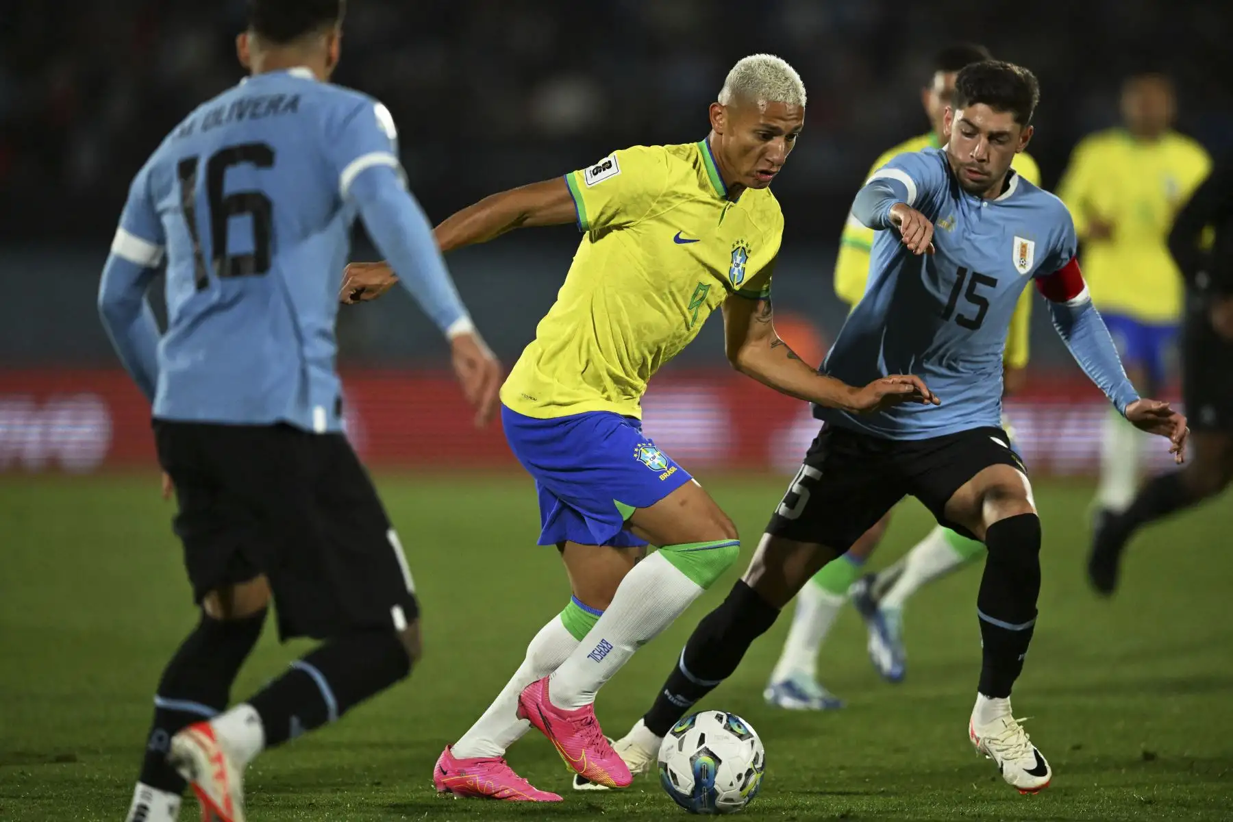 El delantero brasileño Richarlison  y el mediocampista uruguayo Federico Valverde luchan por el balón durante el partido de fútbol de clasificación sudamericano para la Copa Mundial de la FIFA 2026 entre Uruguay y Brasil en el Estadio Centenario de Montevideo. Foto: AFP